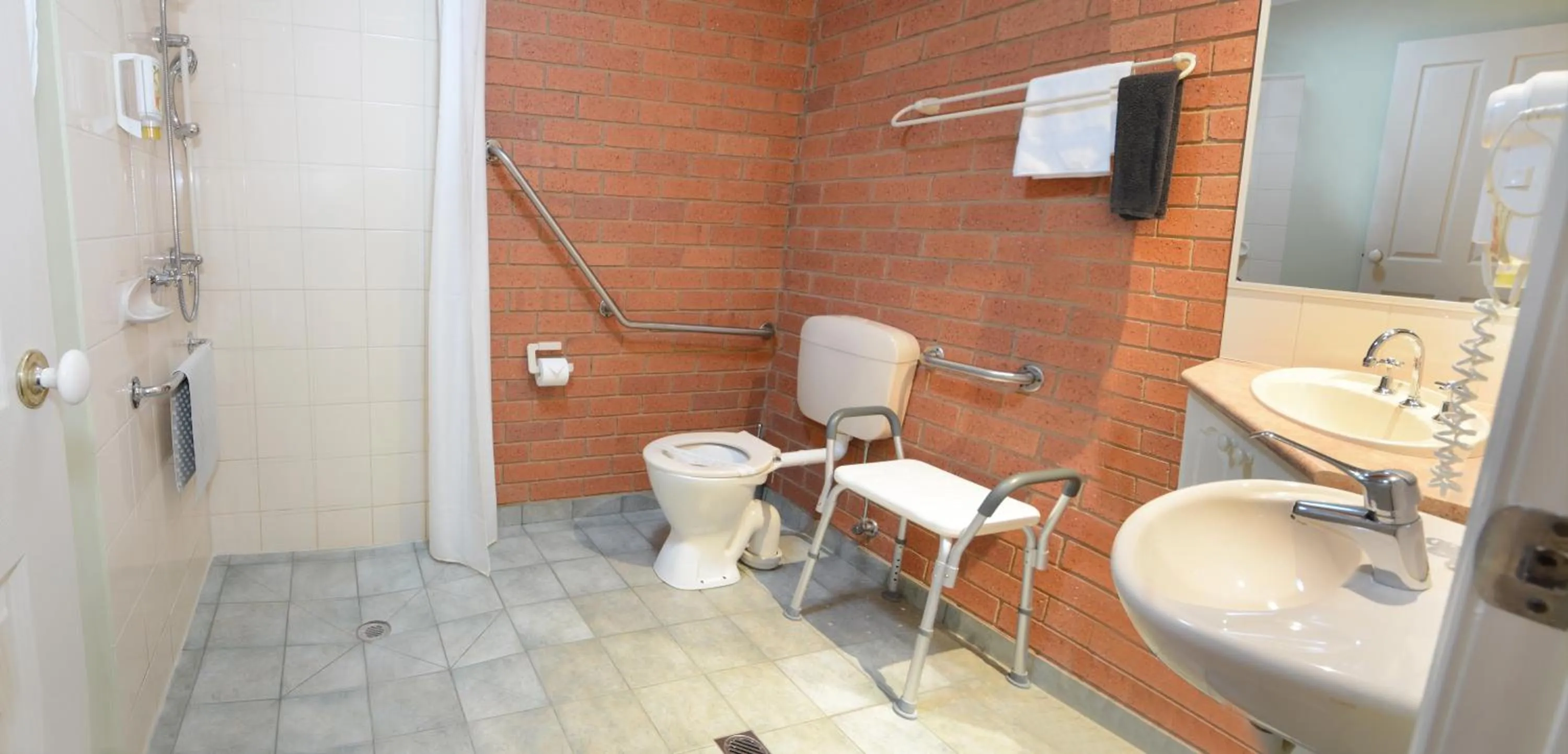 Shower in Bendigo Goldfields Motor Inn