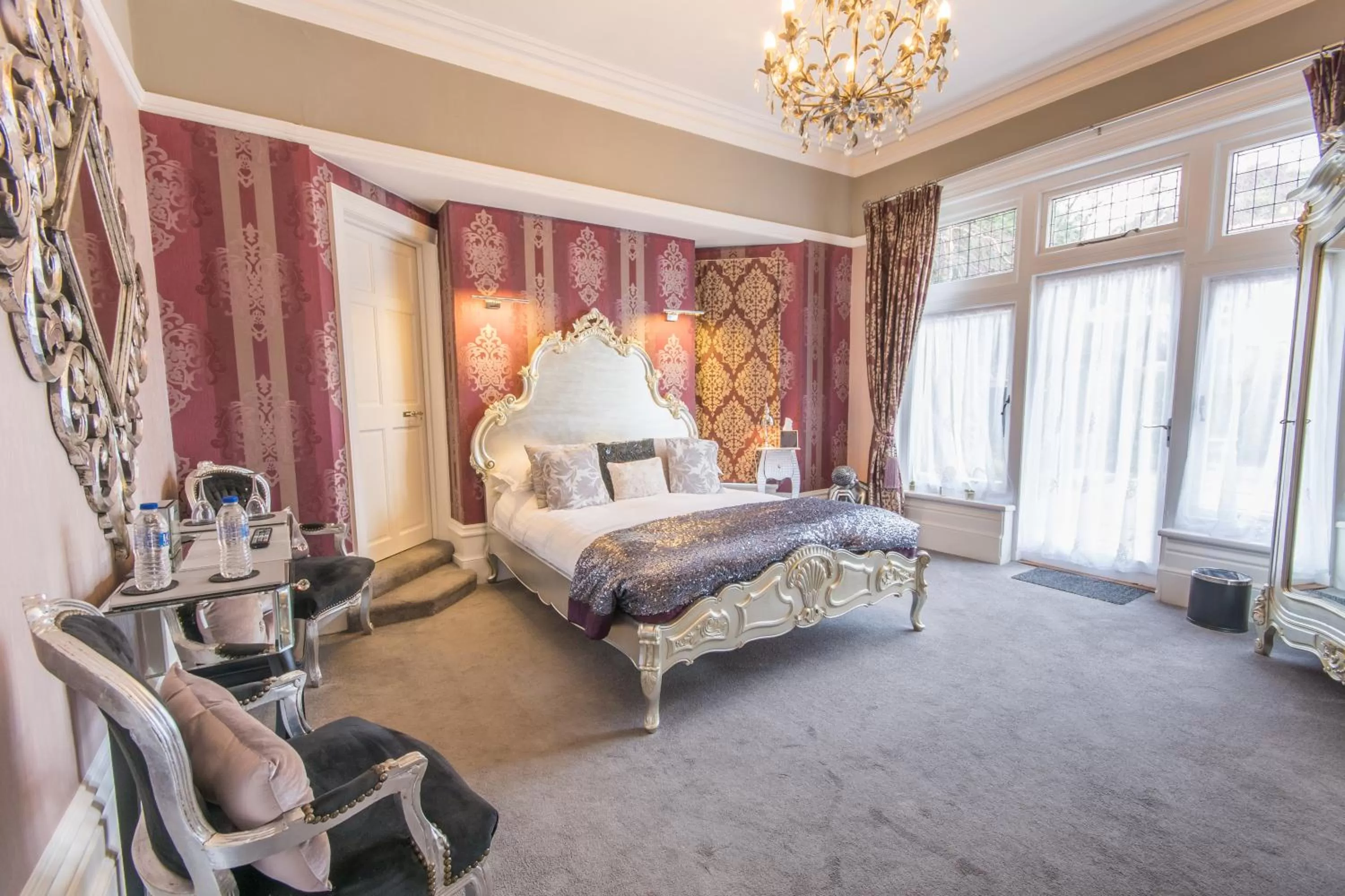 Photo of the whole room, Bed in Grovefield Manor