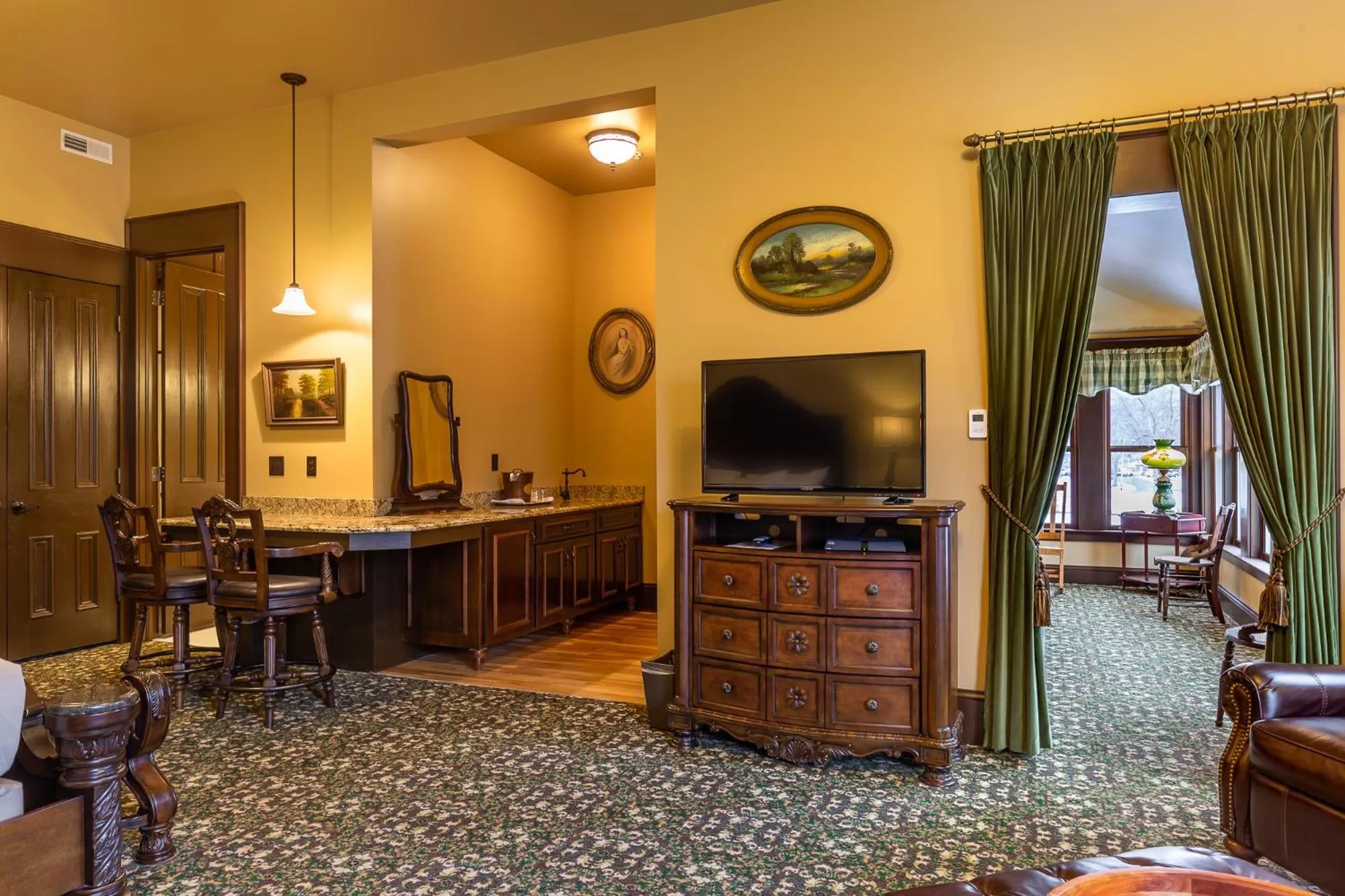 TV and multimedia in Steele Mansion Inn & Gathering Hub