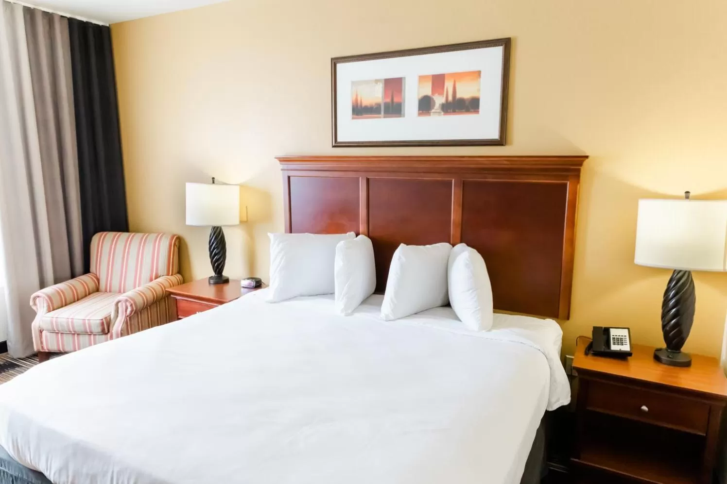Bed in Country Inn & Suites by Radisson, Helen, GA