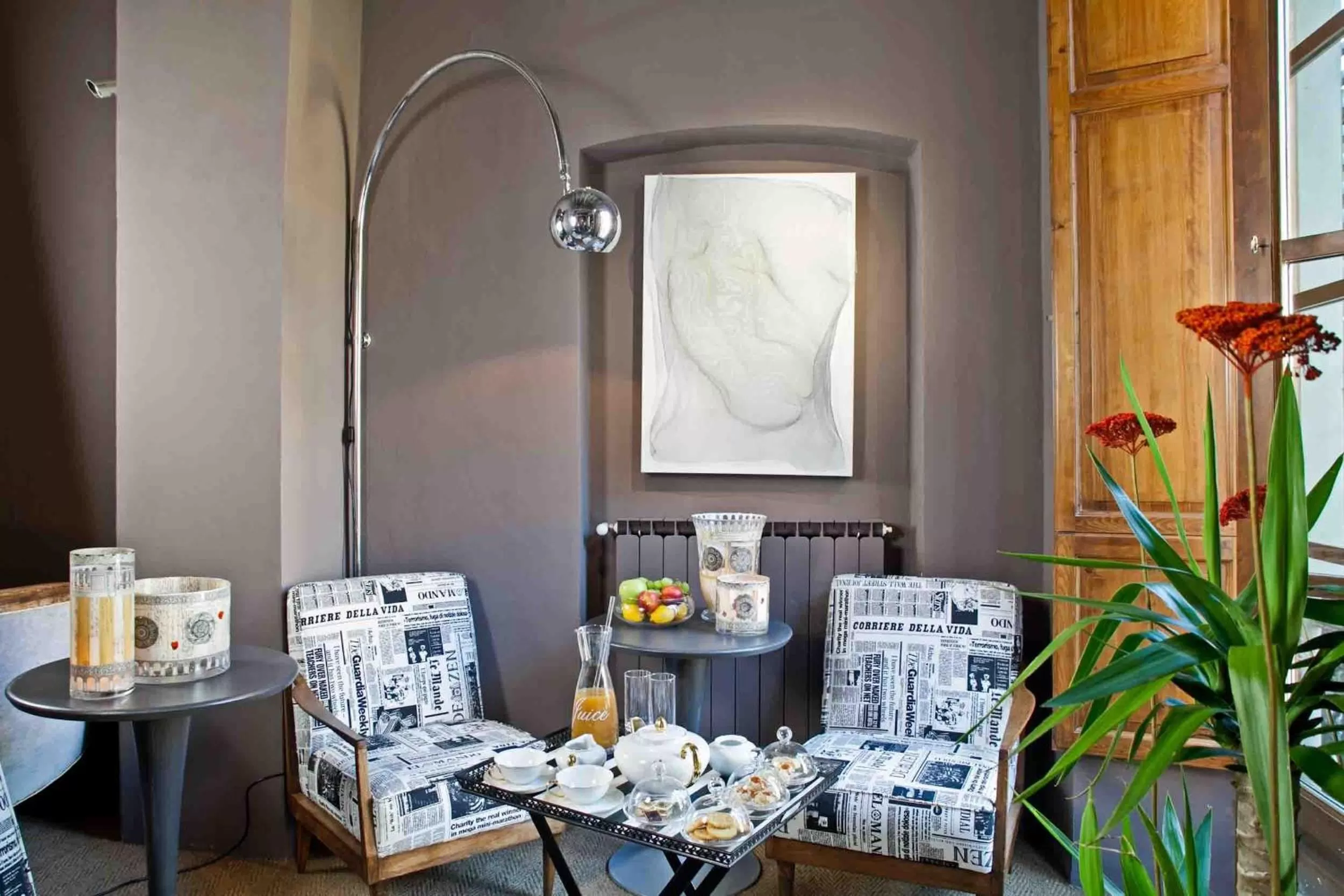 Communal lounge/ TV room in Porcellino Gallery Art Boutique BB