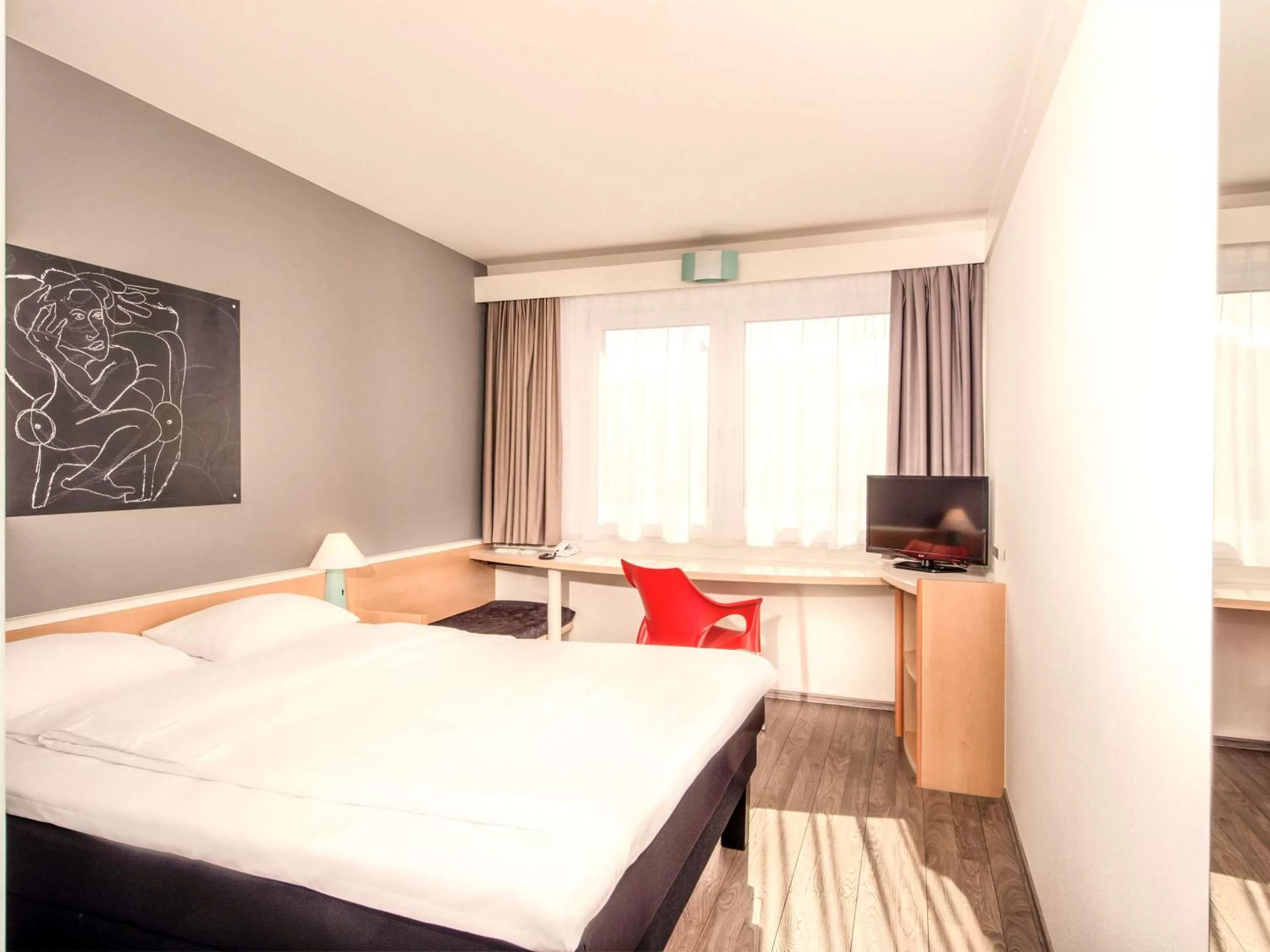 Photo of the whole room, Bed in ibis Berlin City Nord