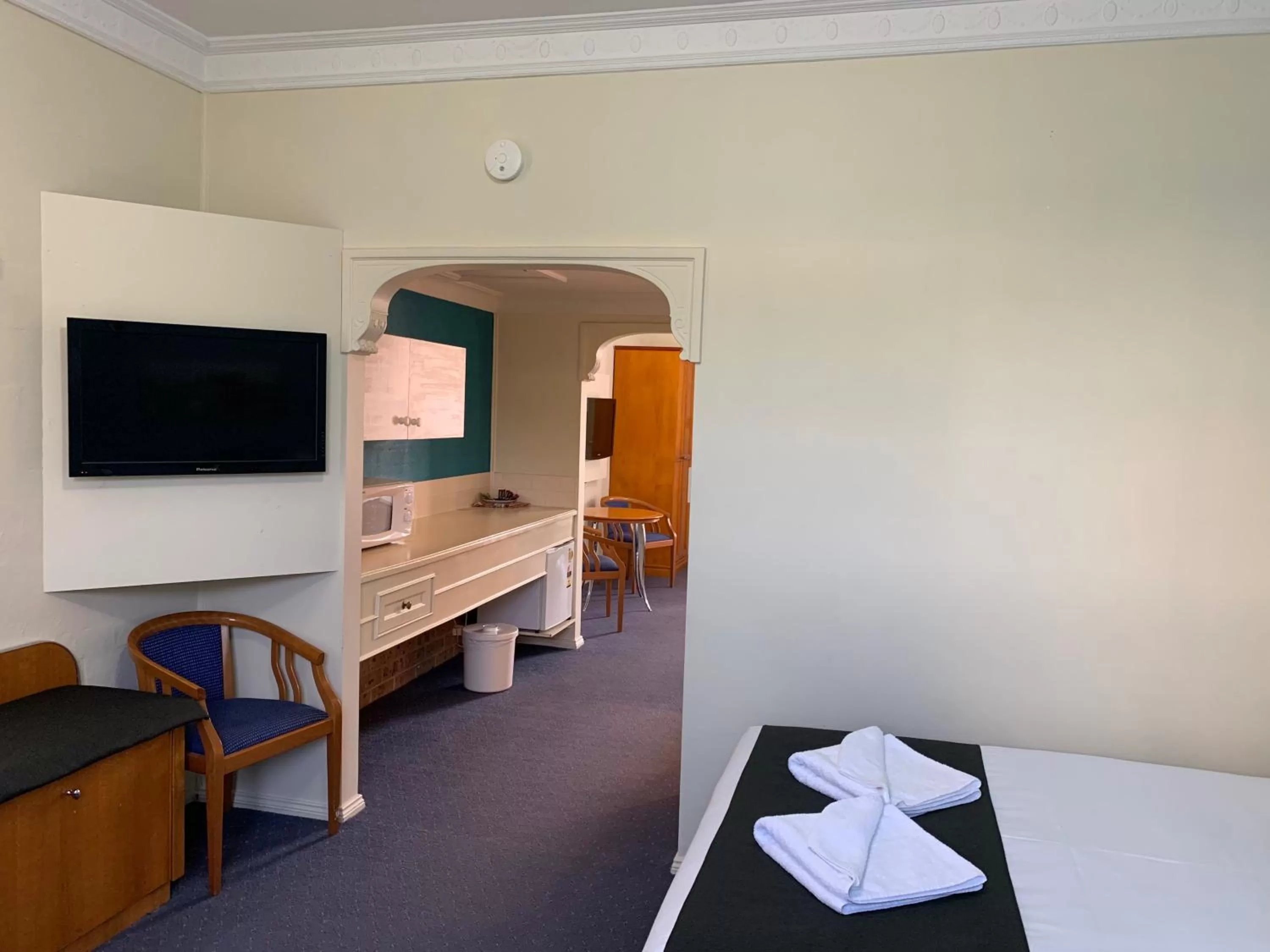 Kitchen or kitchenette, Bed in Heritage Motor Inn Goulburn