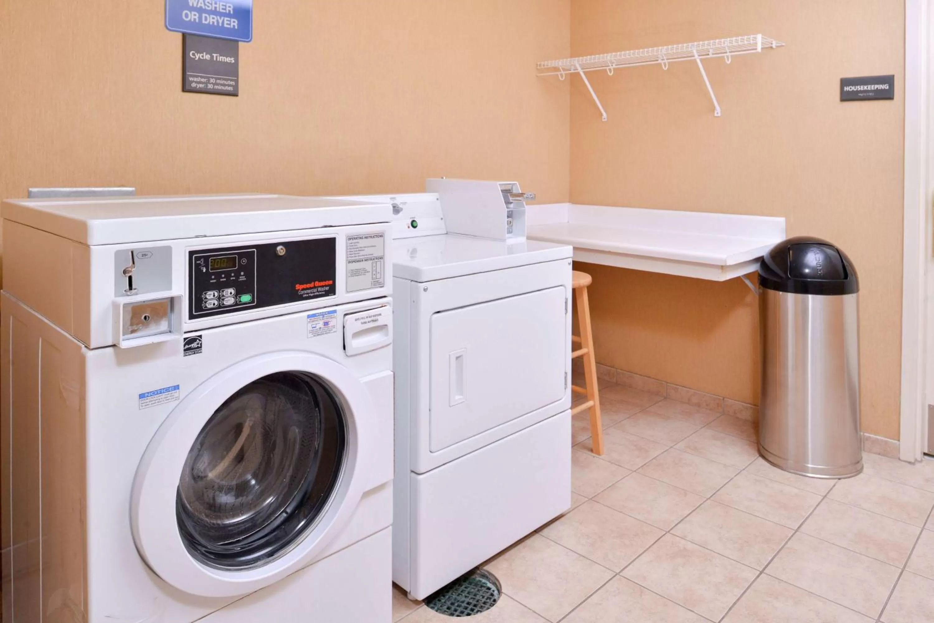 Property building in Hampton Inn Jackson-College Avenue