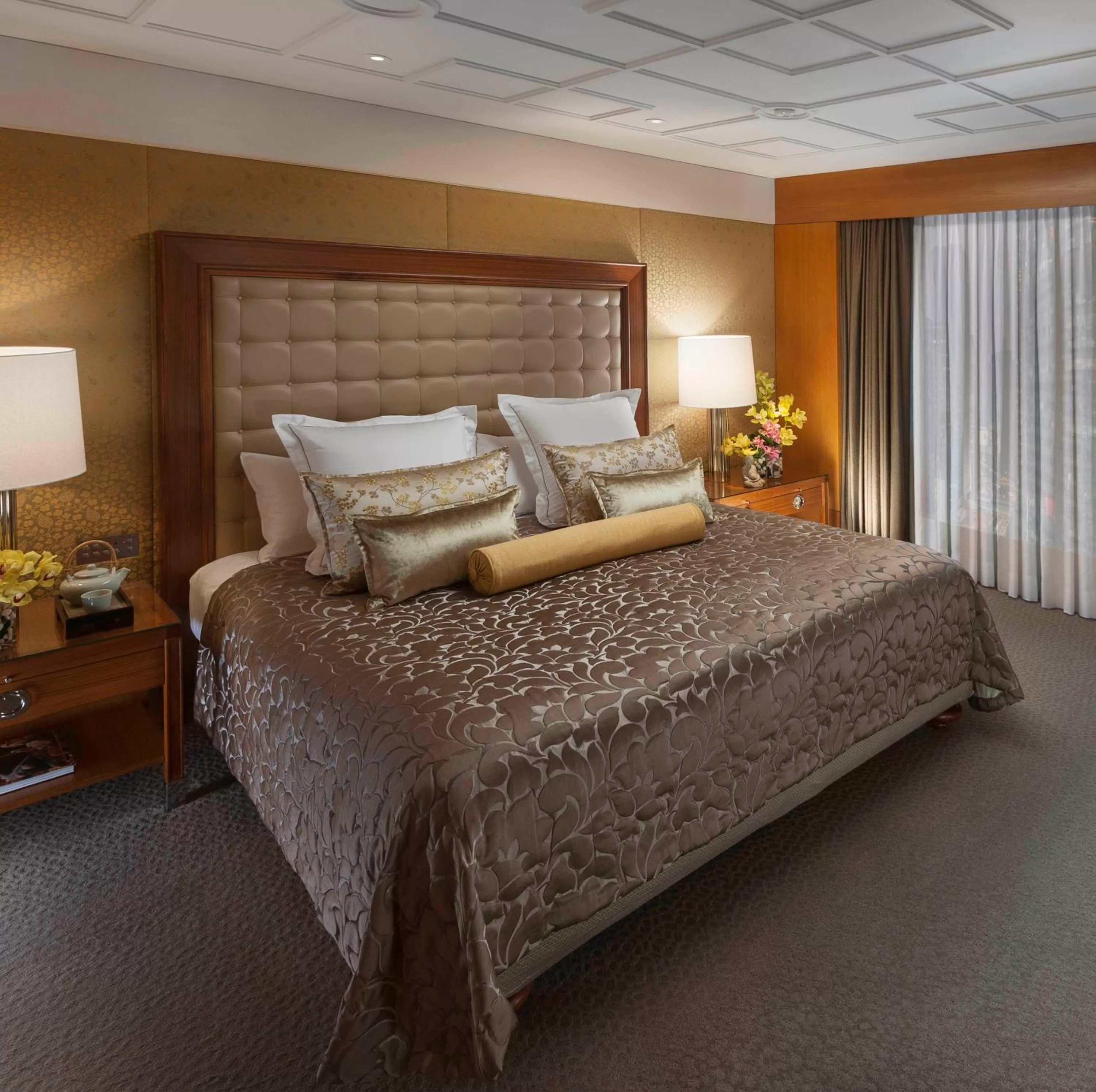 Bedroom, Bed in Mandarin Oriental, Hong Kong
