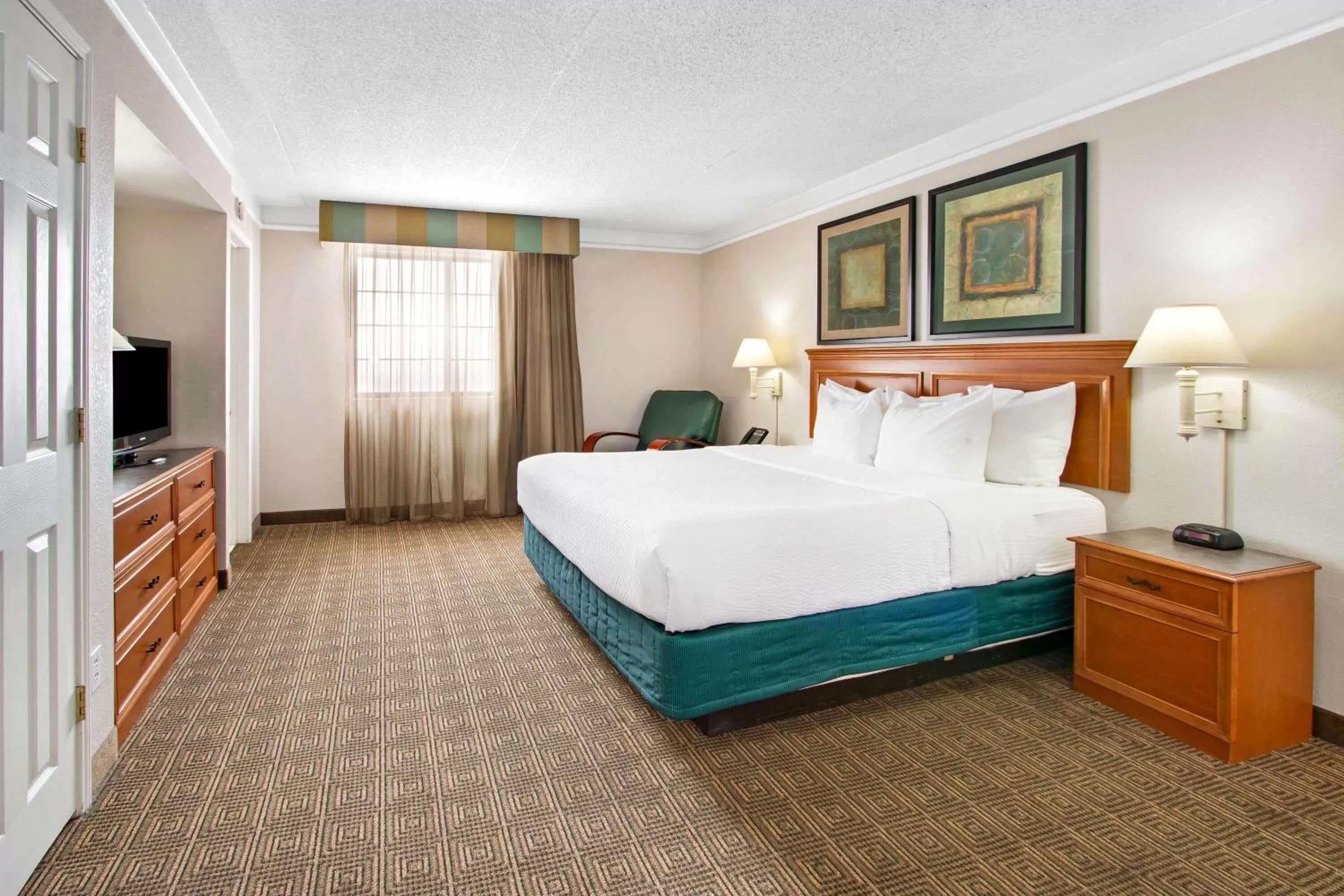 Photo of the whole room, Bed in La Quinta Inn by Wyndham Albuquerque Airport