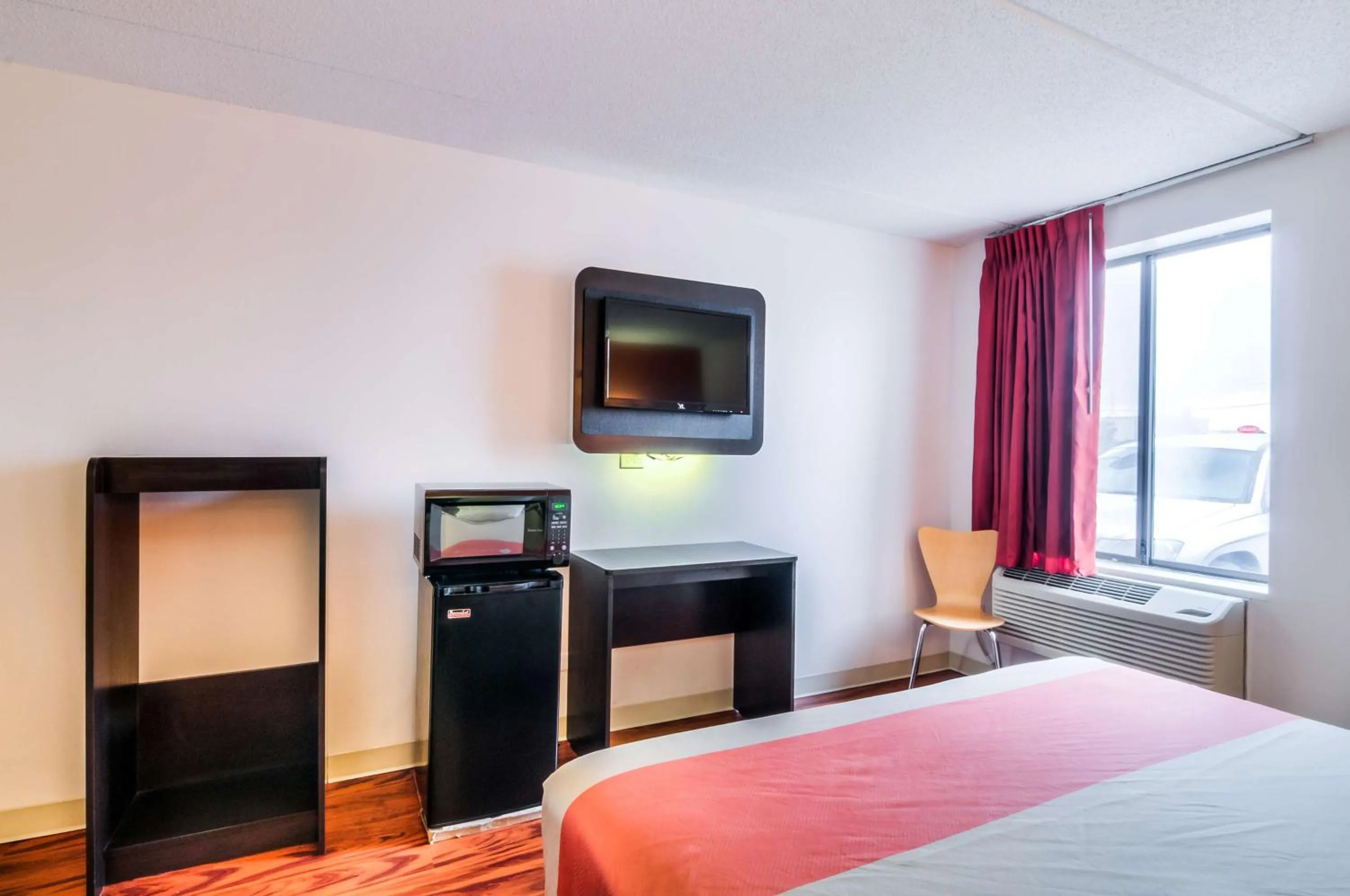 TV and multimedia, Bed in Motel 6-Lansing, IL - Chicago South