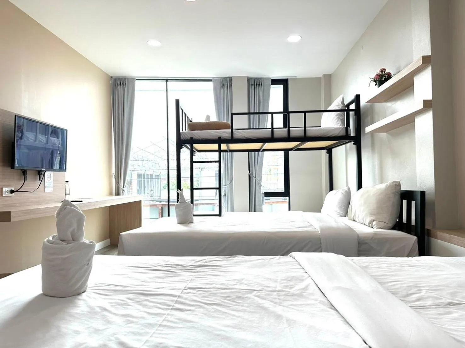 Communal lounge/ TV room, Bed in บันดารี่ ริชชี่ (Bhundaree Richy)