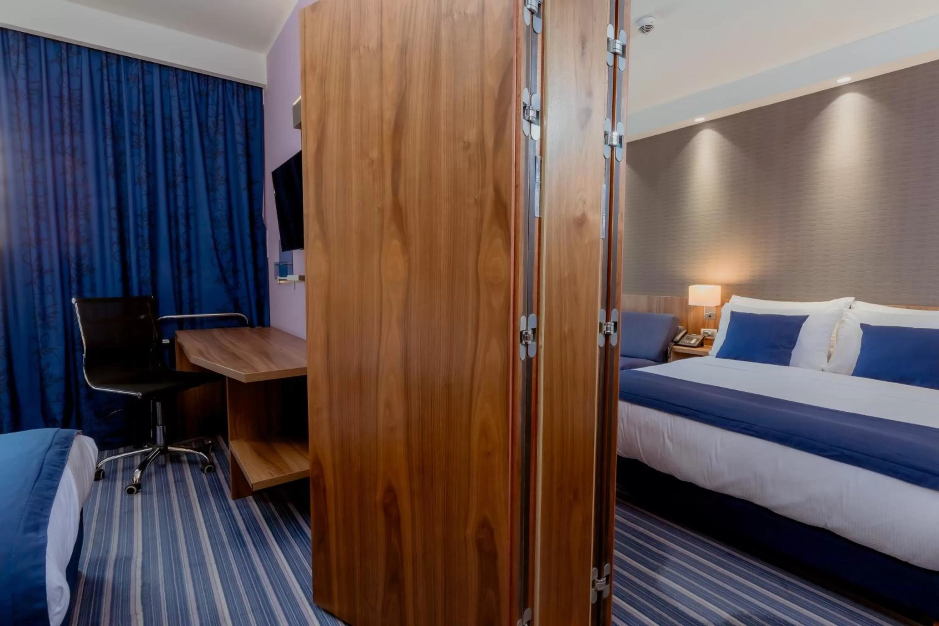 Property building, Bed in Holiday Inn Express Belgrade - City, an IHG Hotel