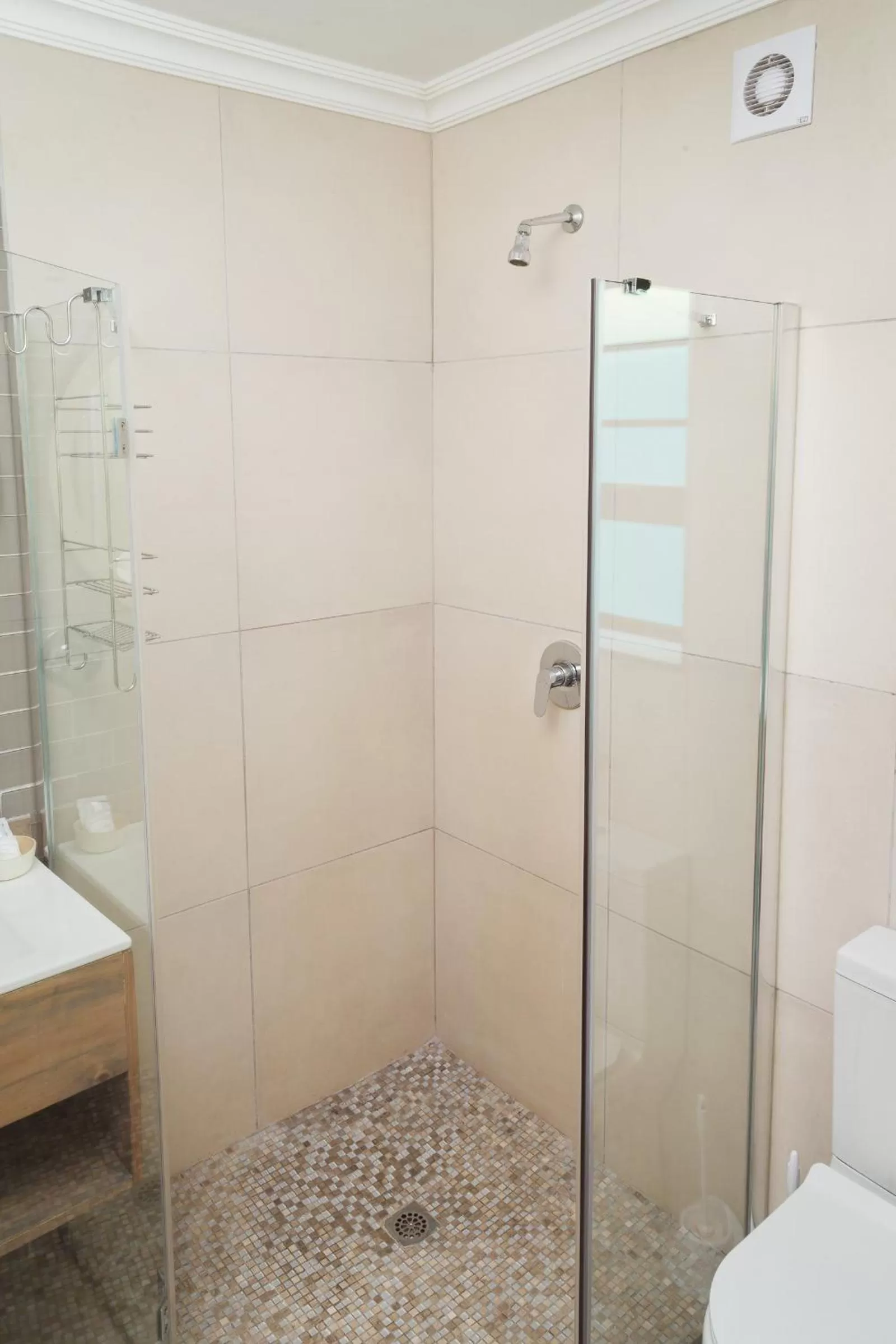 Shower in Loerie Guest Lodge