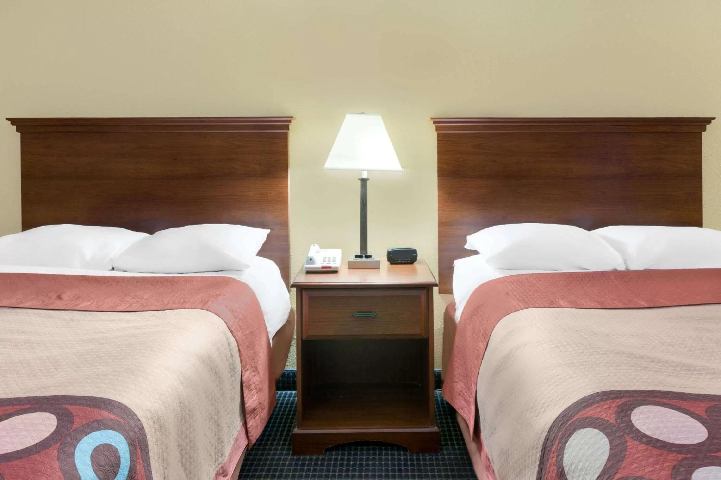 Photo of the whole room, Bed in Super 8 by Wyndham Hattiesburg South