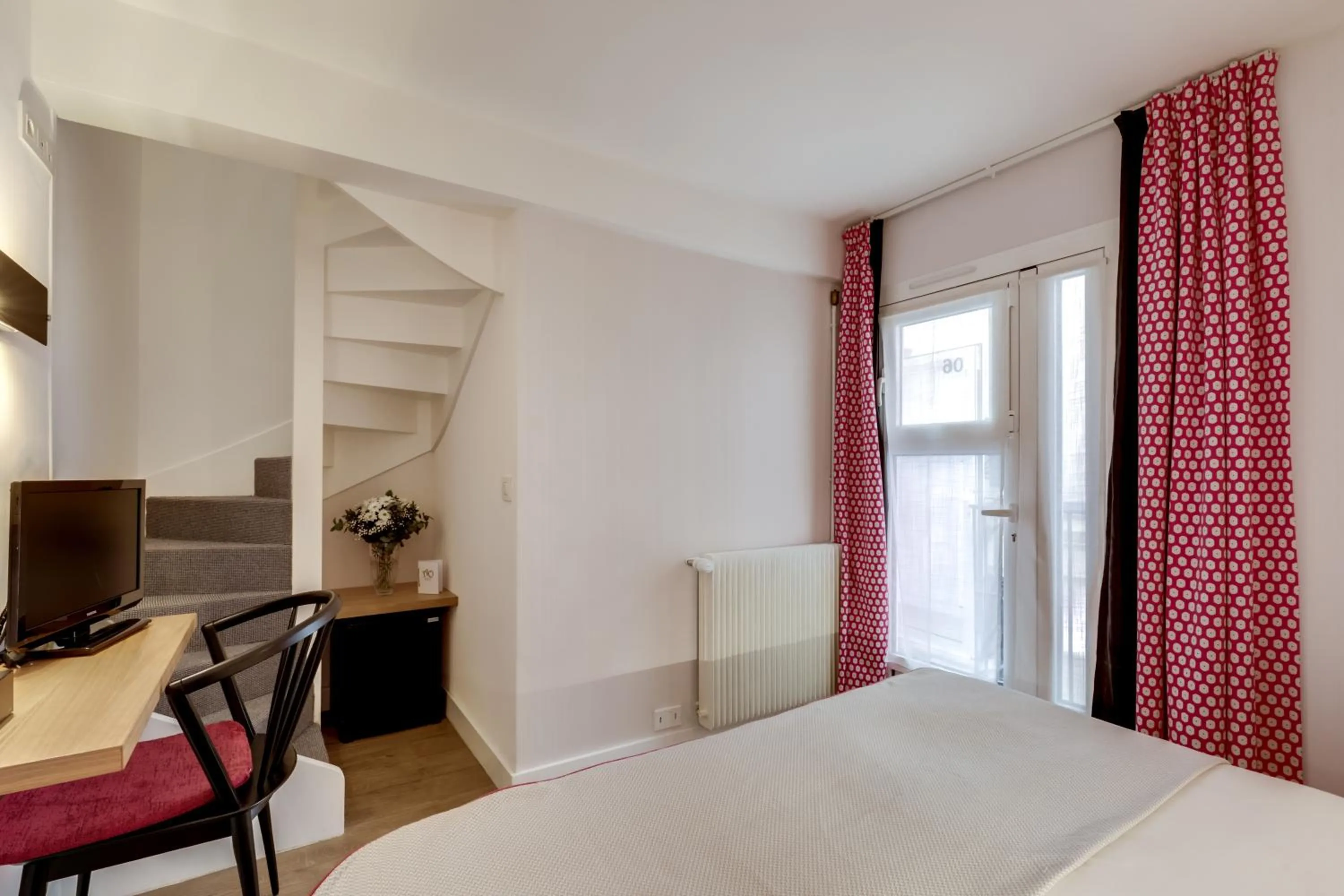 Photo of the whole room, Bed in Hôtel Alexandrine Opera