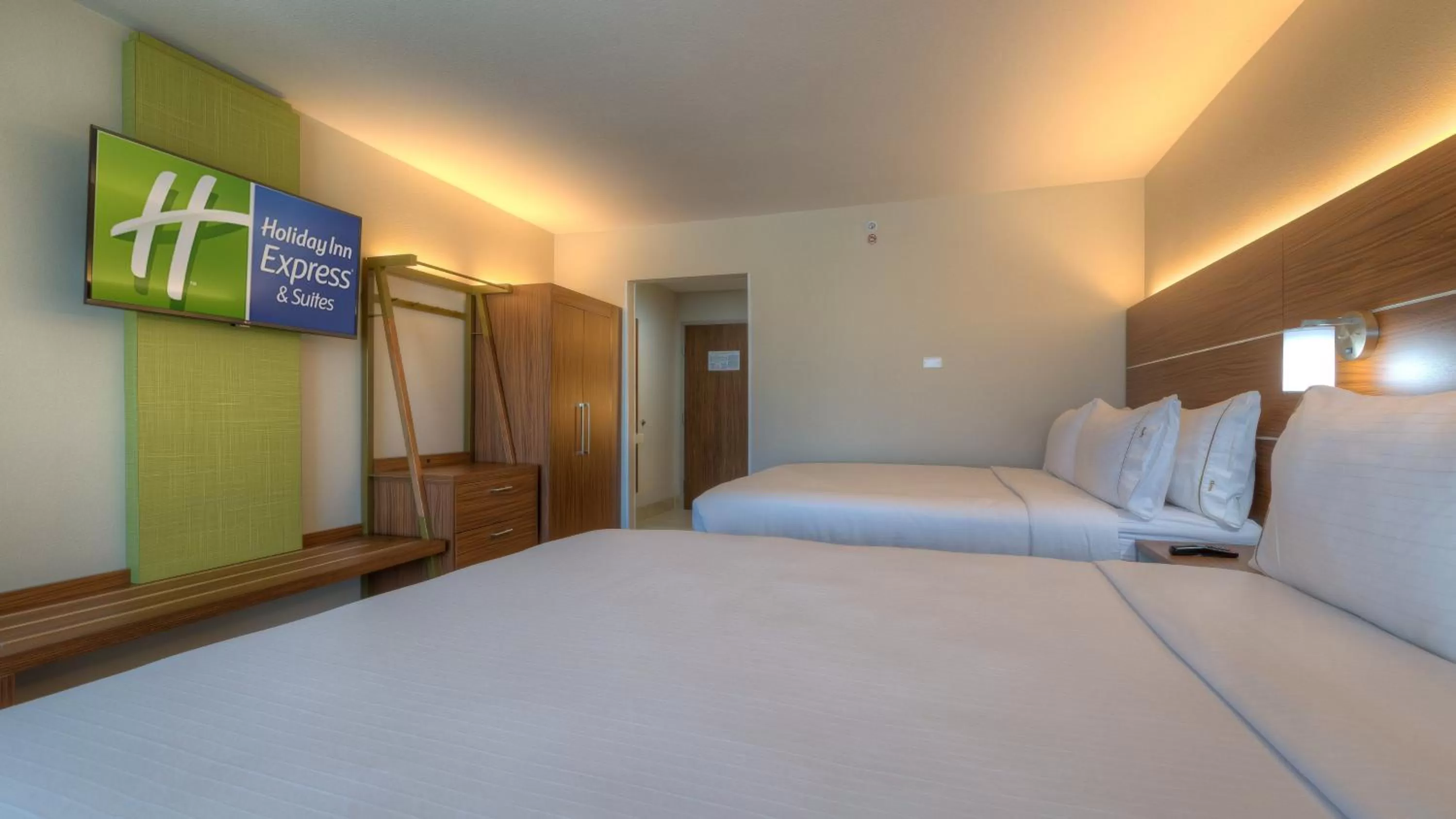 Photo of the whole room, Bed in Holiday Inn Express & Suites Tulsa Midtown by IHG
