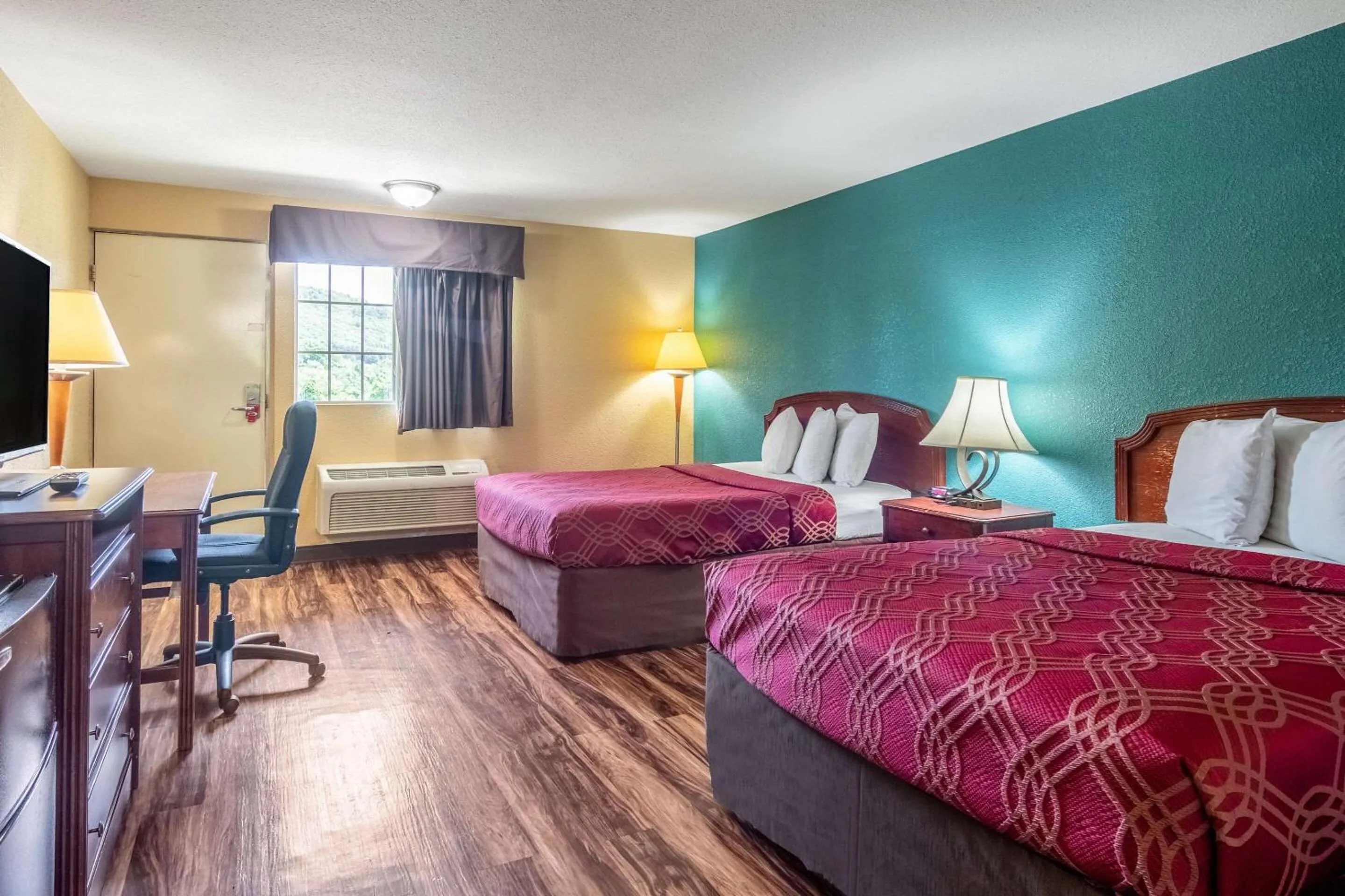 Photo of the whole room in Econo Lodge Hotel Bradford