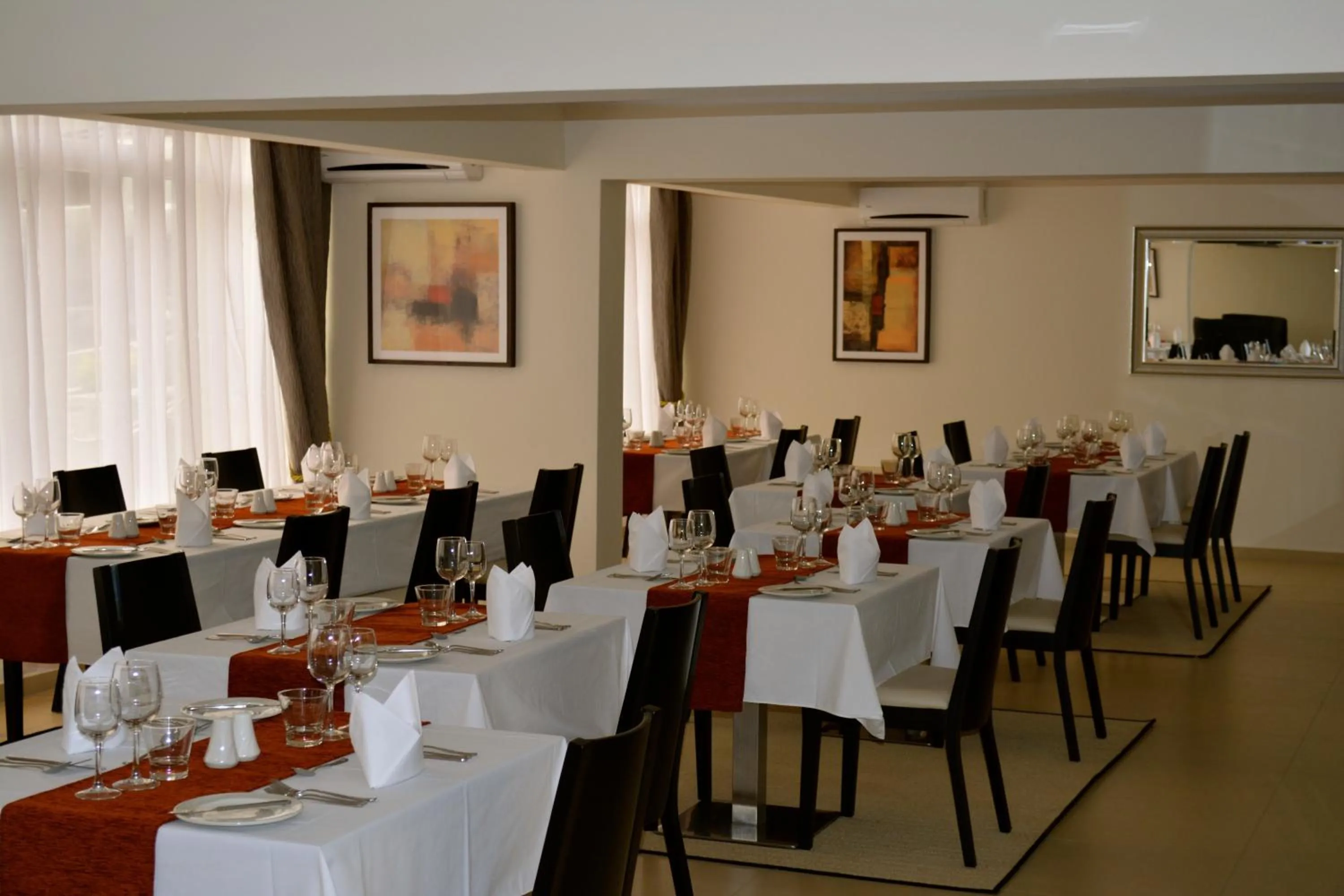 Restaurant/places to eat in New Brookfields Hotel