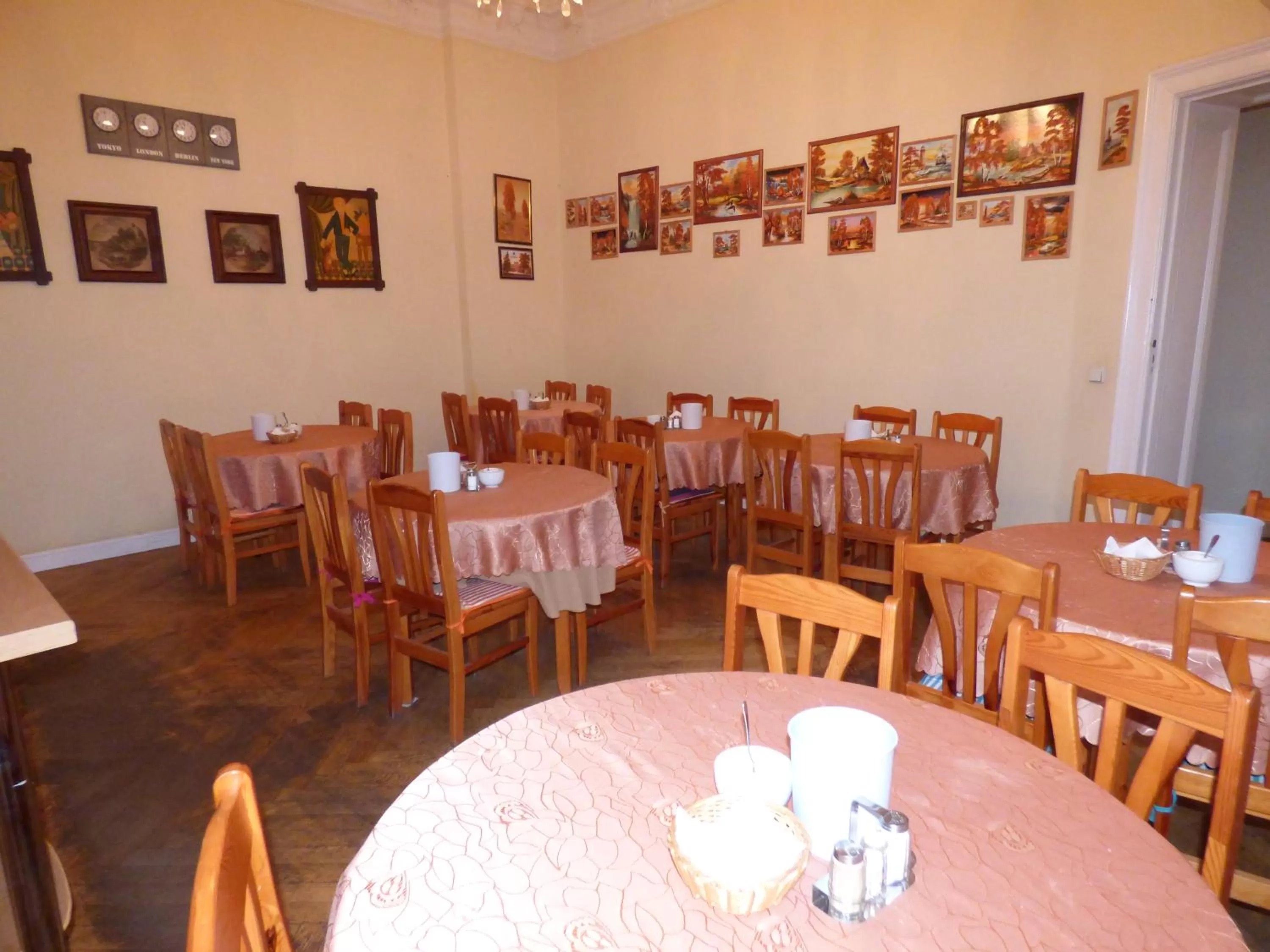 Restaurant/places to eat in Hotel Pension Bernstein am Kurfürstendamm