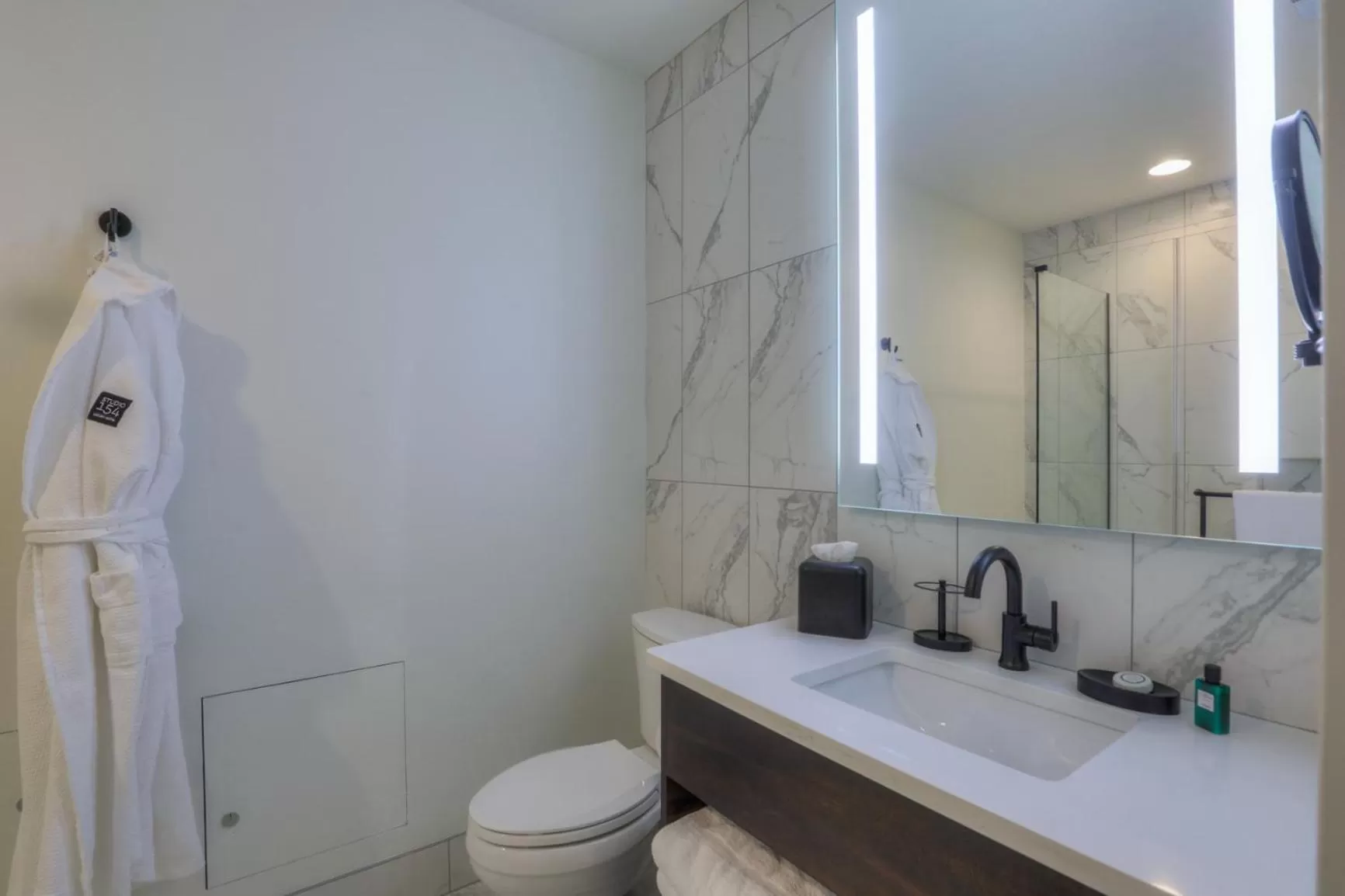 Toilet in Studio 154 Hotel