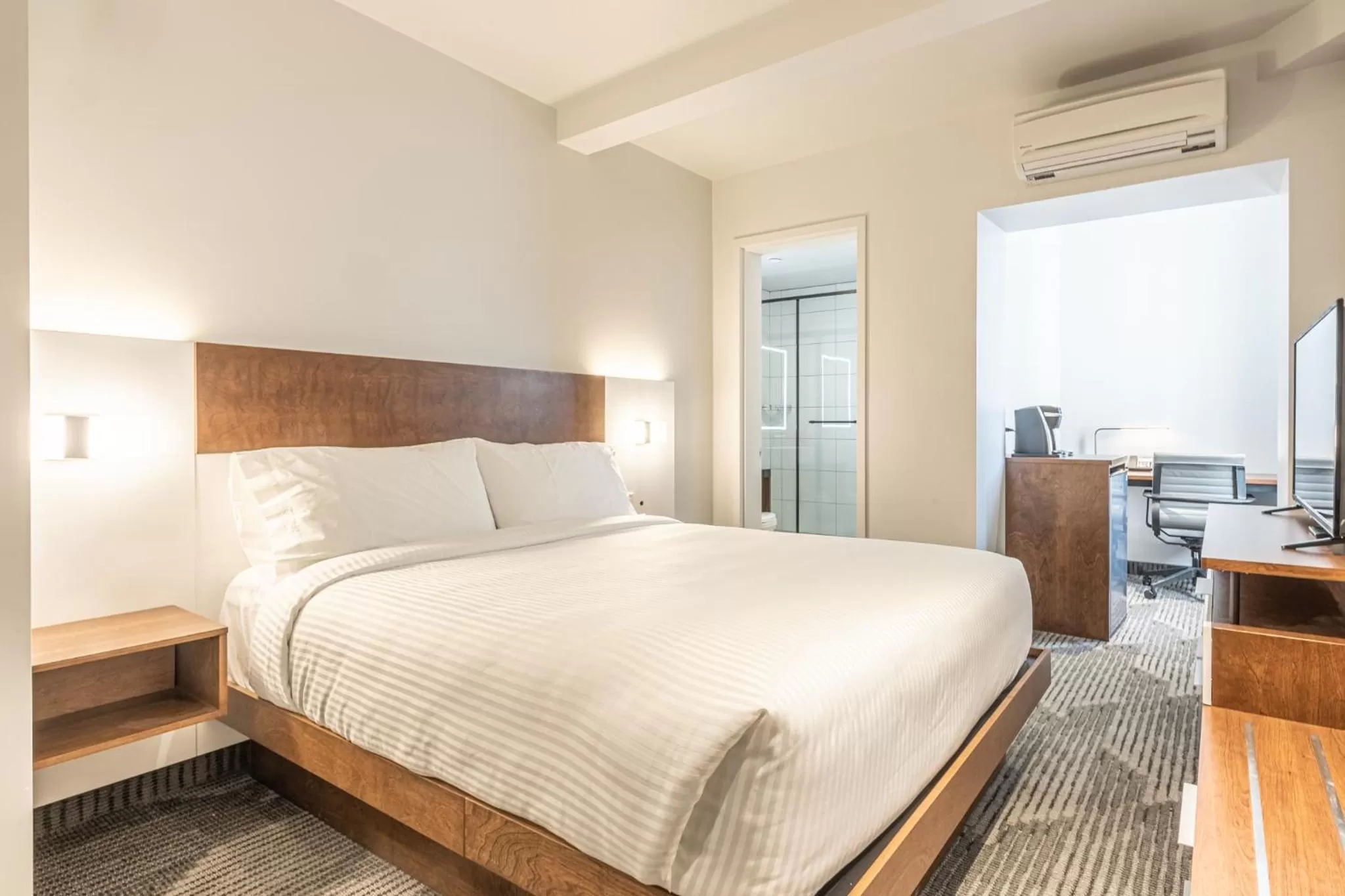 Bedroom, Bed in Hôtel Manoir Vieux-Québec