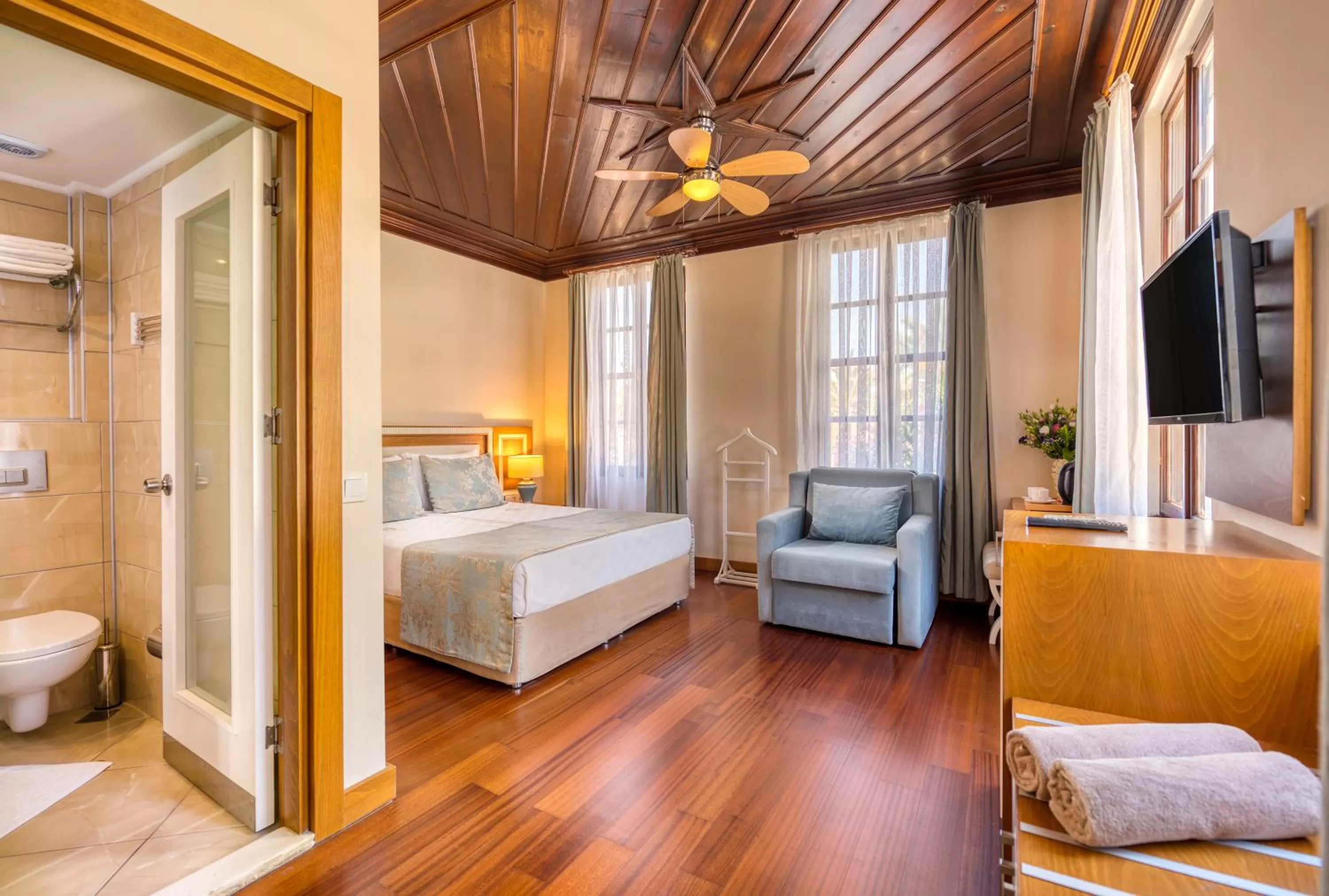 Communal lounge/ TV room, Bed in Dogan Hotel