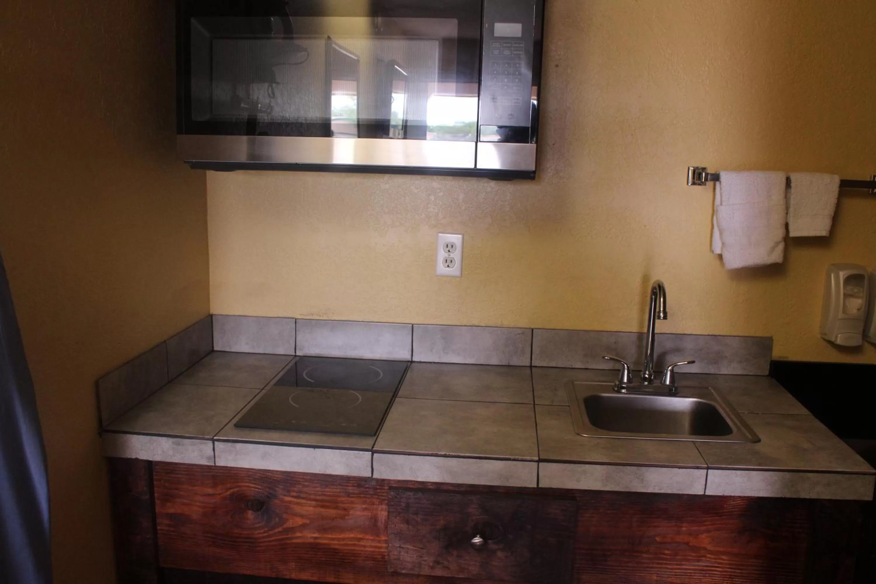 Kitchen or kitchenette in Village Inn Cotulla