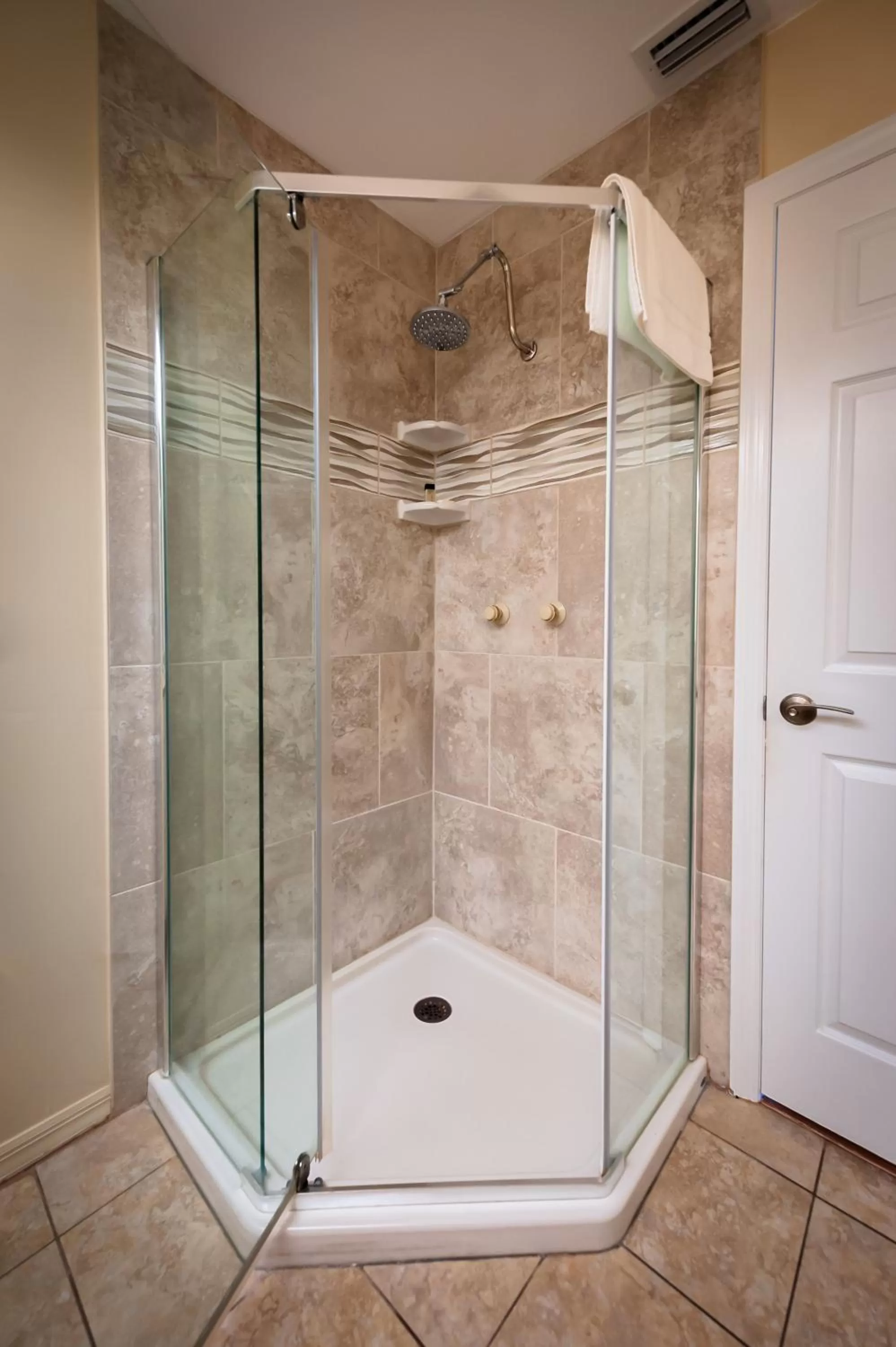 Bathroom in Cedar Cove Resort & Cottages