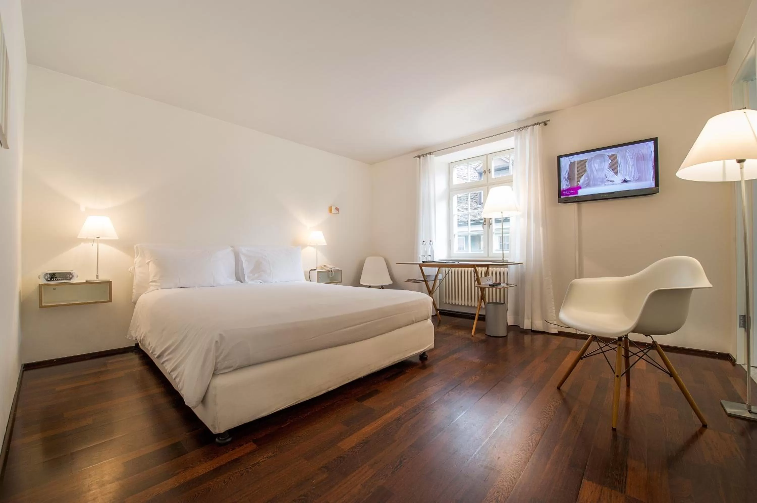 Photo of the whole room, Bed in Gast - und Kulturhaus Der Teufelhof Basel