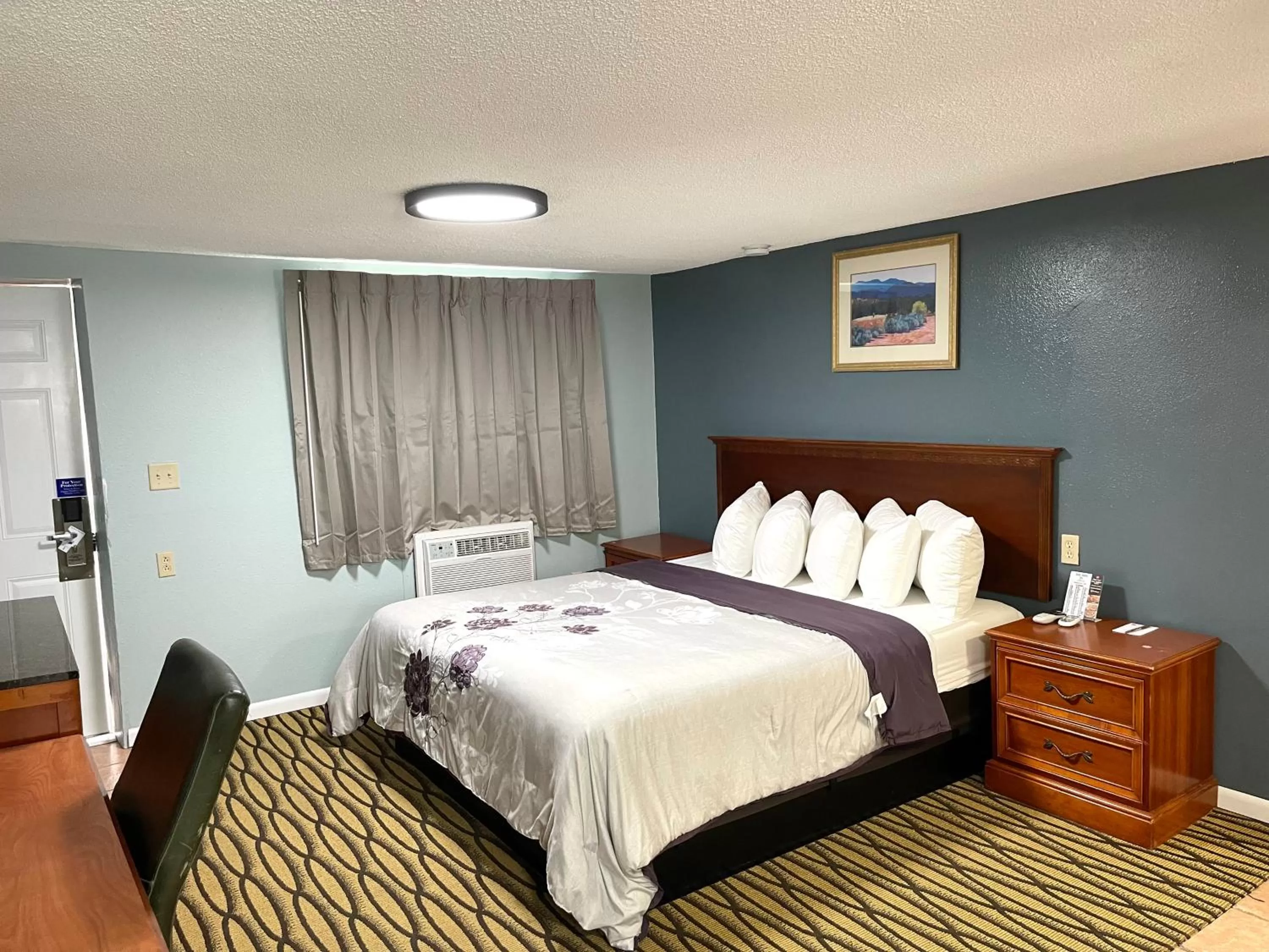 Bed in Annie Oakley Motel Oakley