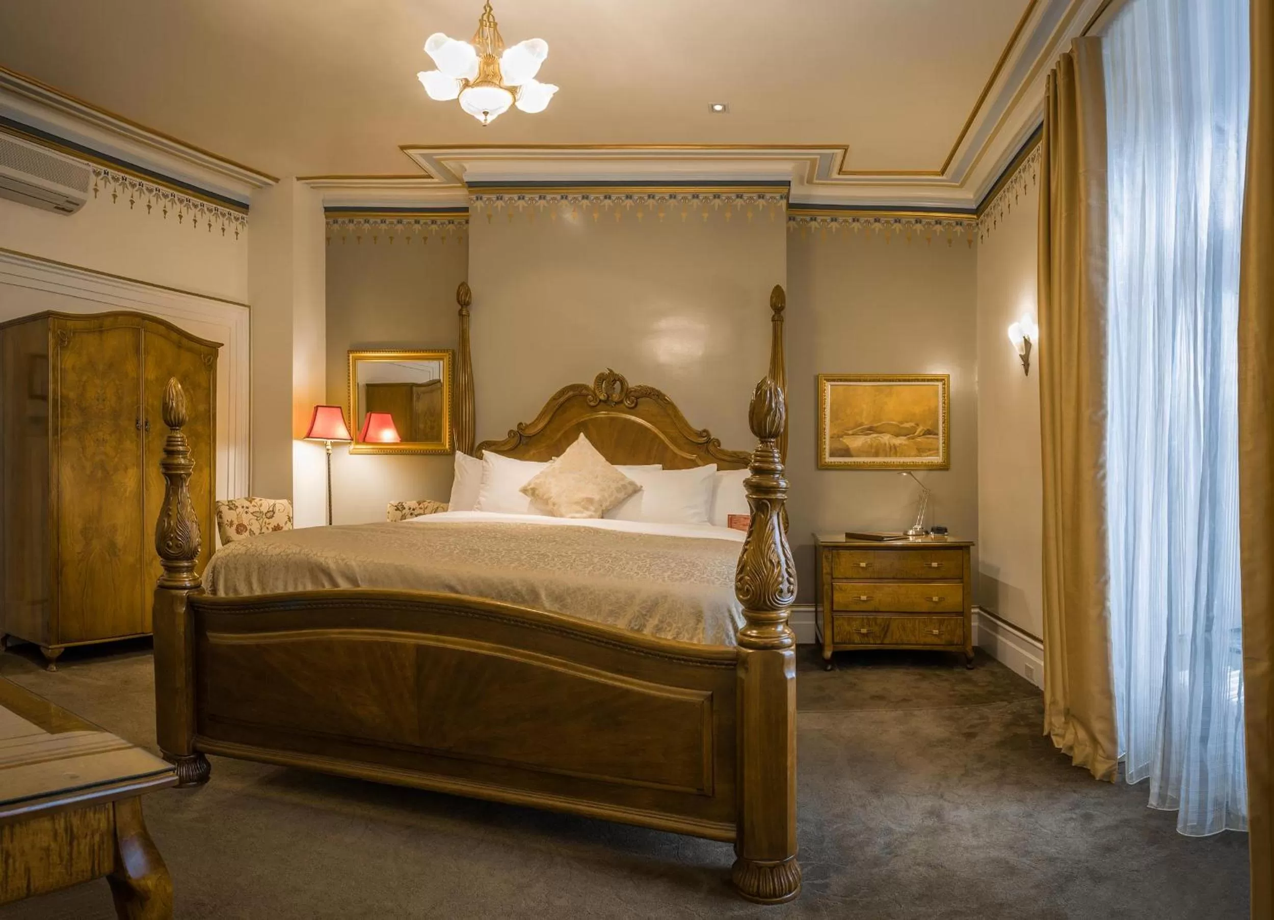 Bed in Hotel Manoir D'Auteuil - Par Aneyro