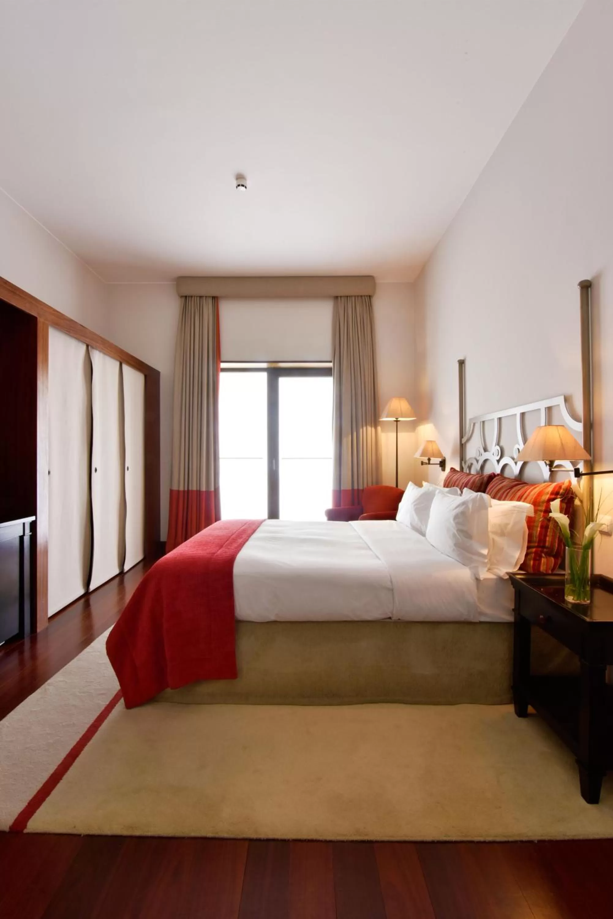 Photo of the whole room, Bed in Pousada Convento de Tavira