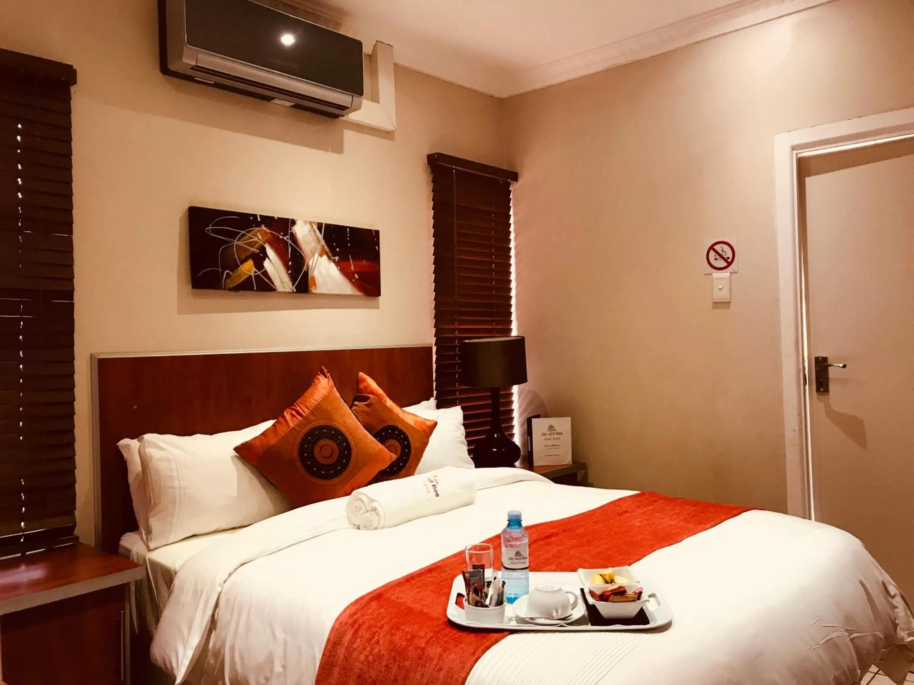 Bed in Jay and Bee Guesthouse