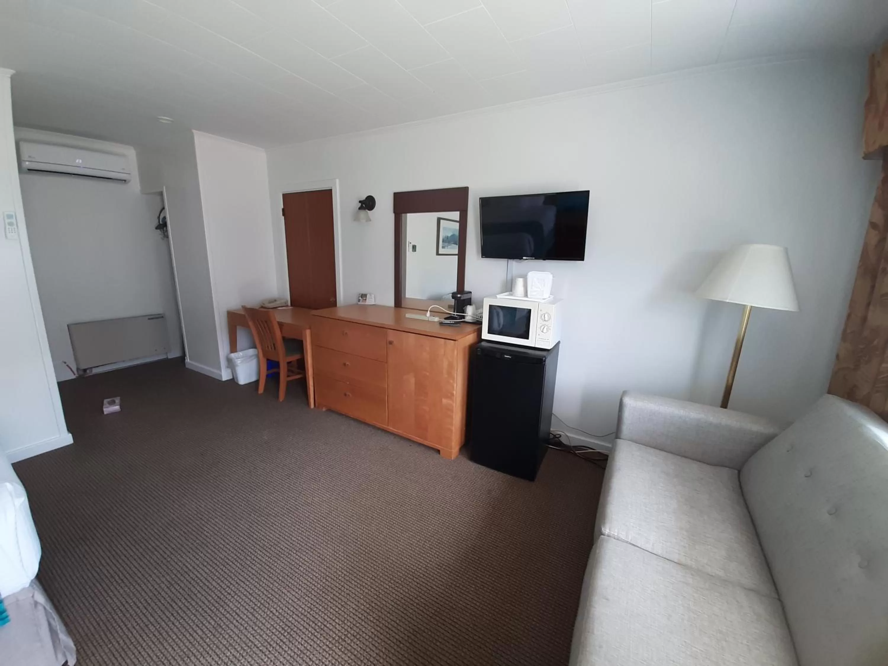 TV and multimedia in Howard Johnson by Wyndham Woodstock NB