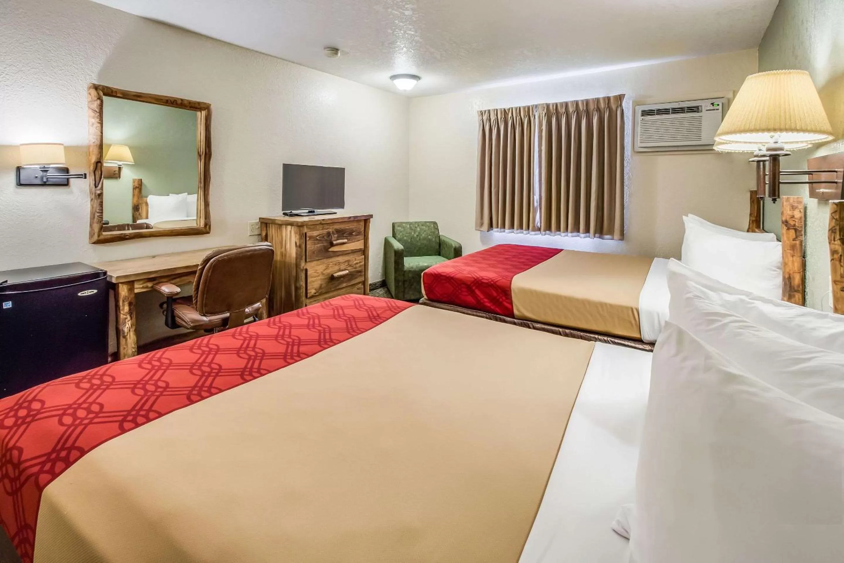 Photo of the whole room, Bed in Econo Lodge, Downtown Custer Near Custer State Park and Mt Rushmore