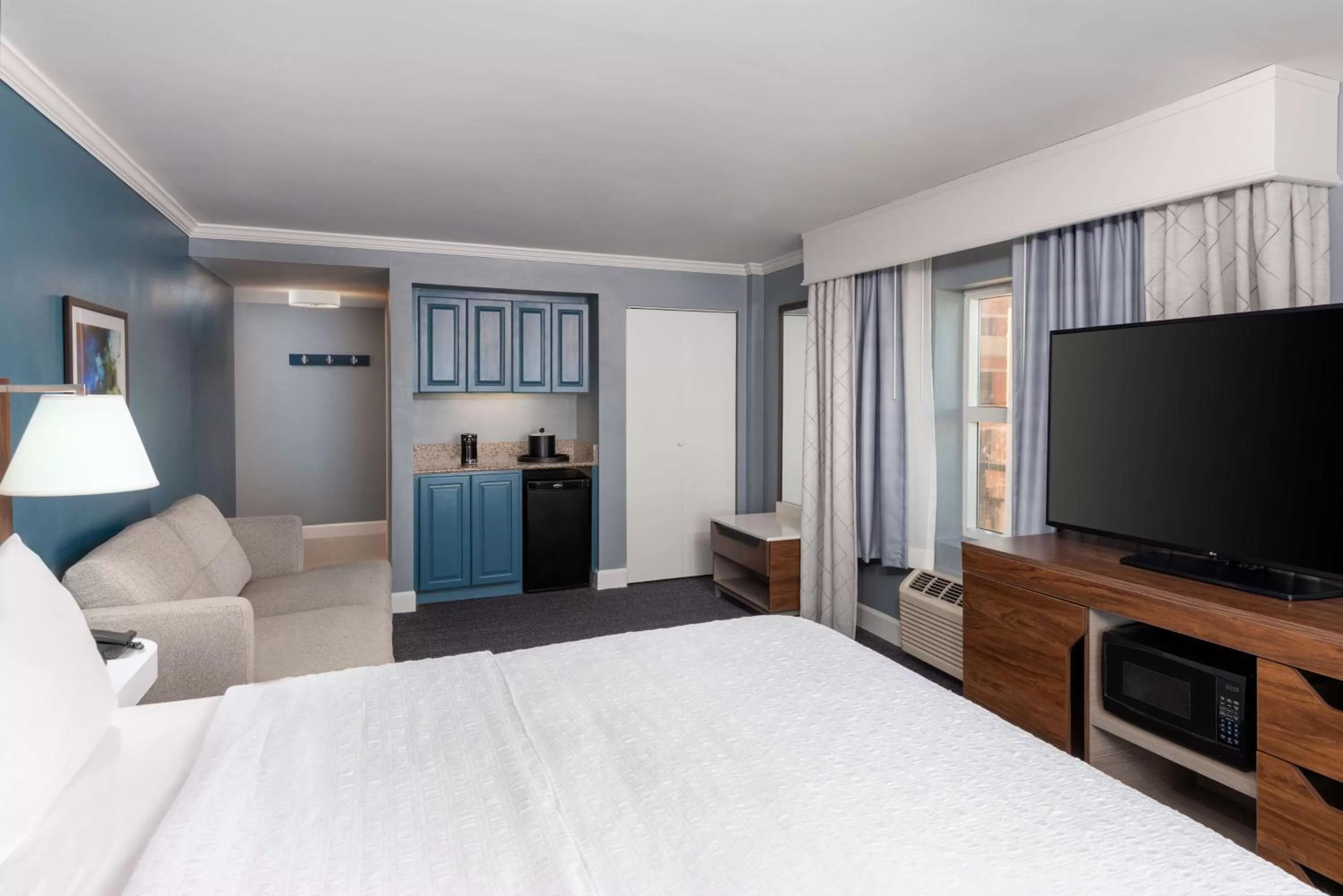 Living room, Bed in Hampton Inn Savannah Historic District