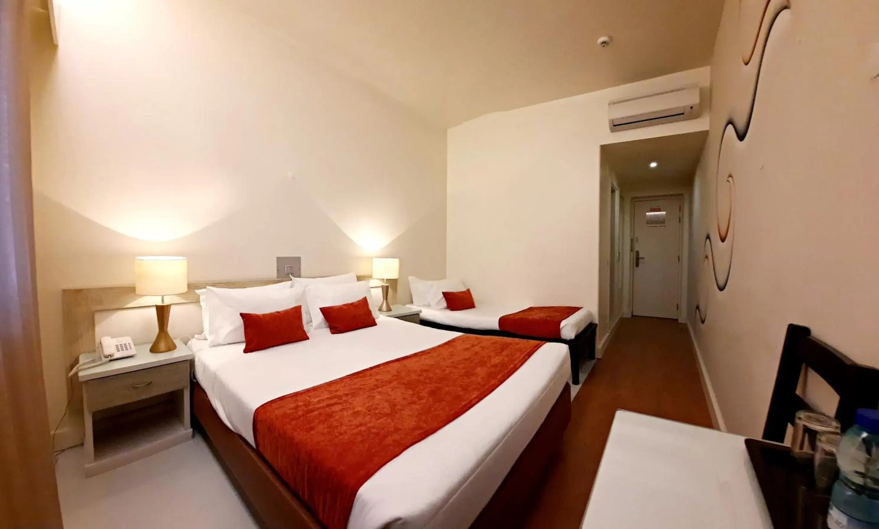 Room with One Double Bed and one Single Bed in Hotel Aleluia Room with One Double Bed and one Single Bed in Hotel Aleluia