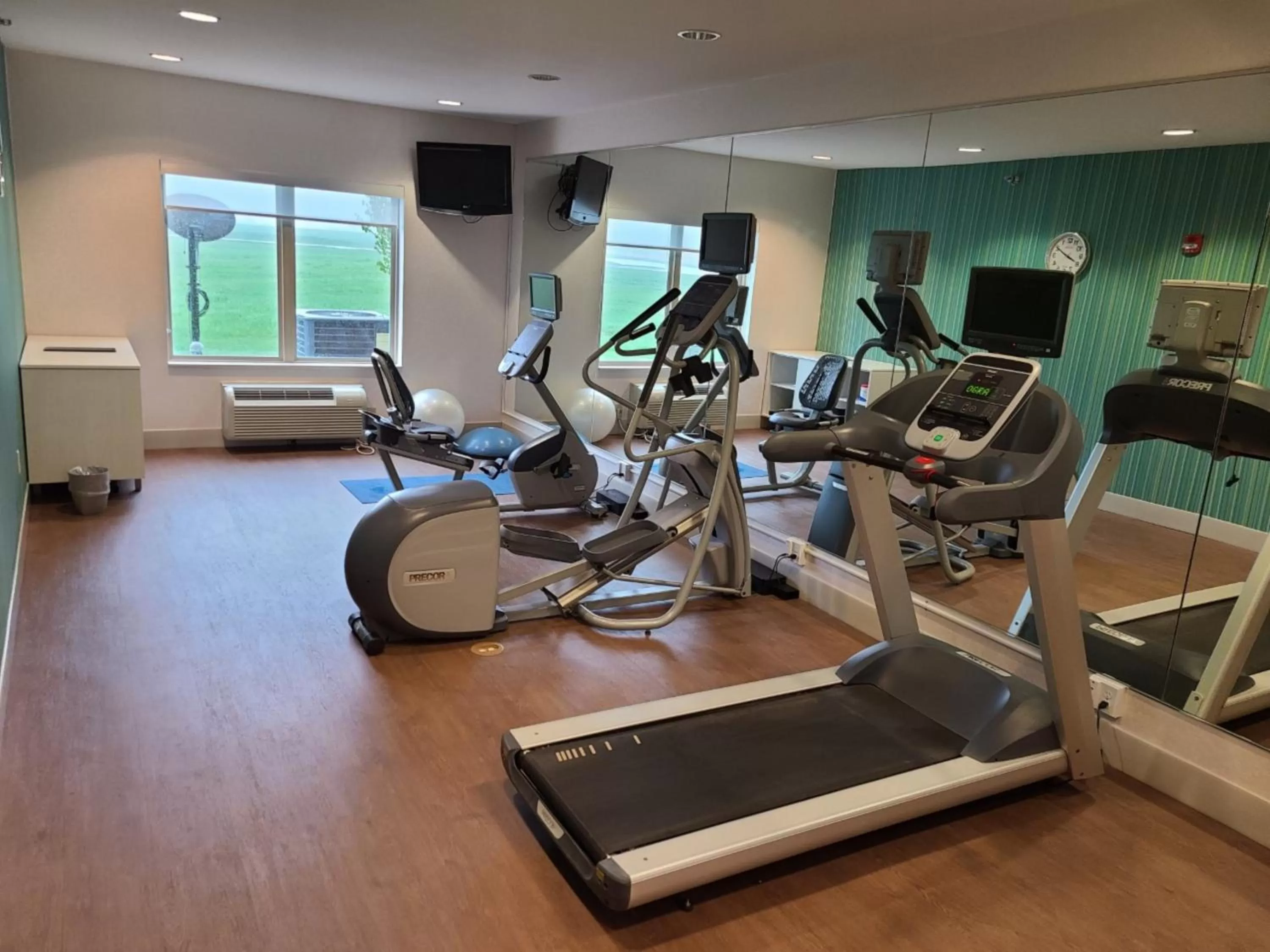 Fitness centre/facilities in Holiday Inn Express Hotel & Suites Sheldon by IHG