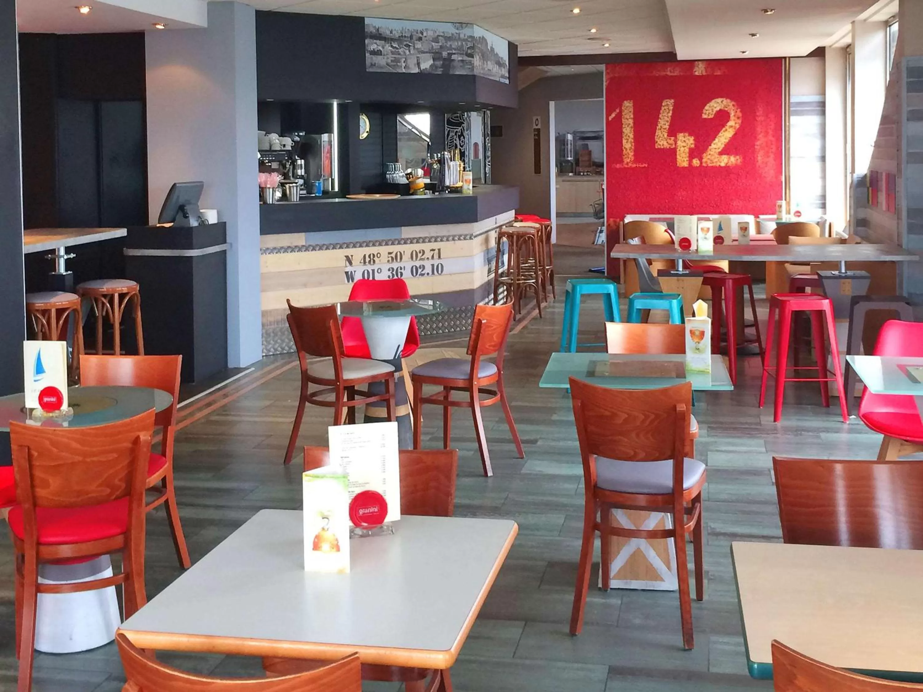 Lounge or bar in ibis Granville Port De Plaisance