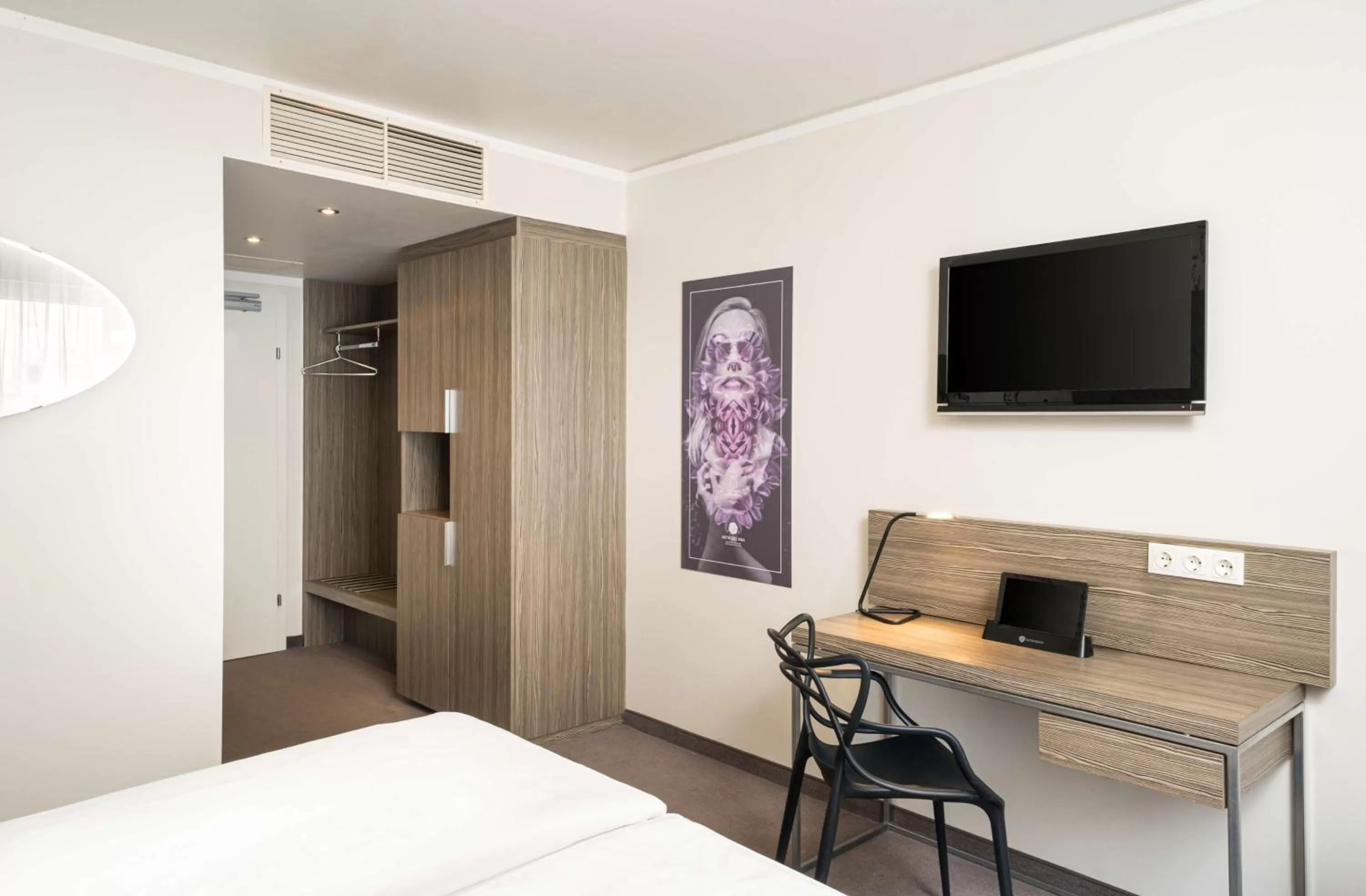 TV and multimedia, Bed in elaya hotel vienna city west