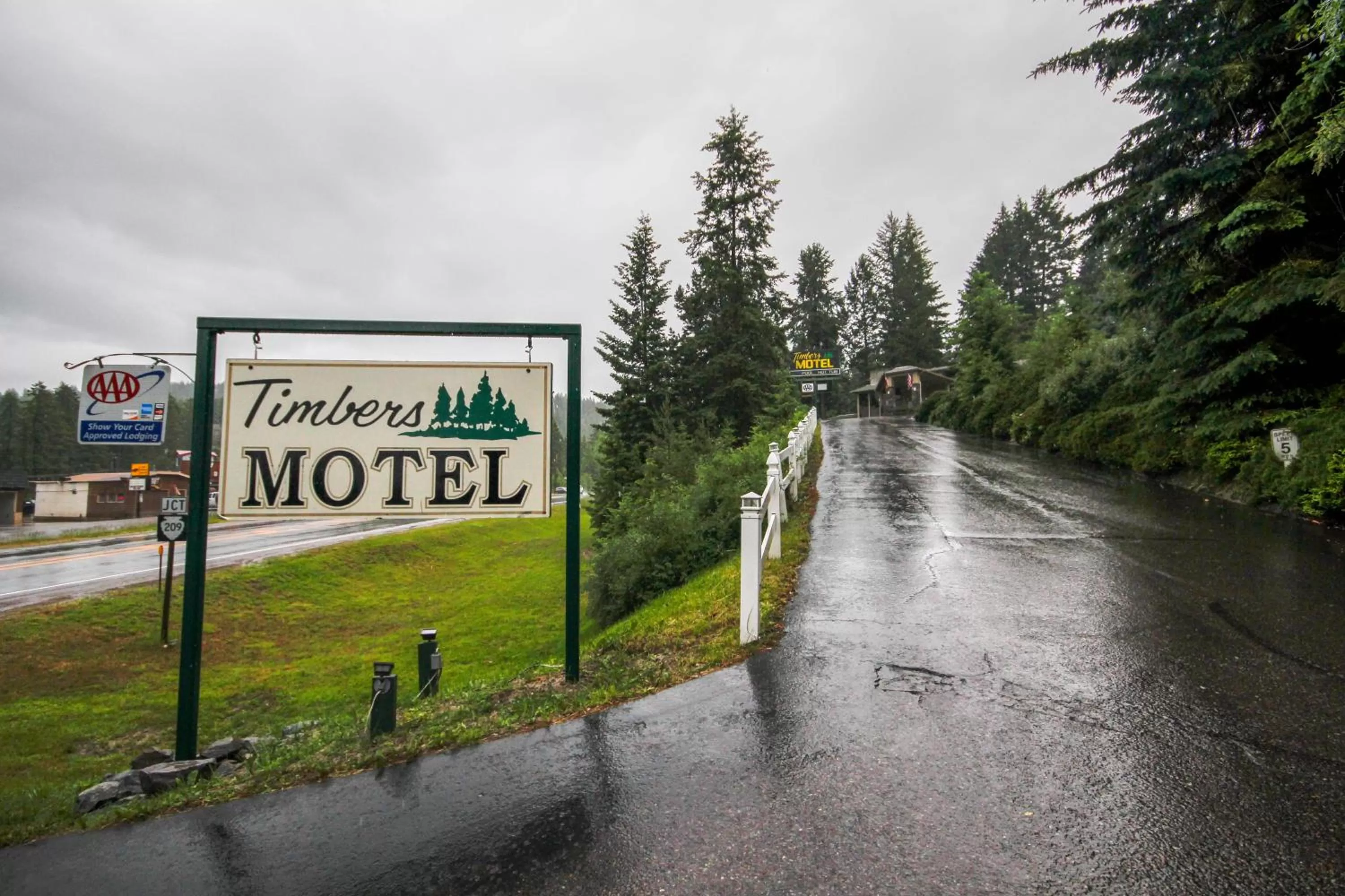 Facade/entrance in Timbers Motel