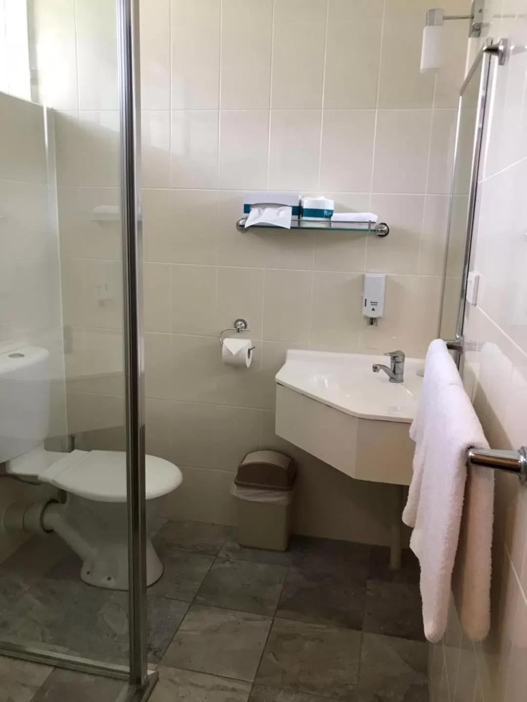 Bathroom in Mandalay Motel