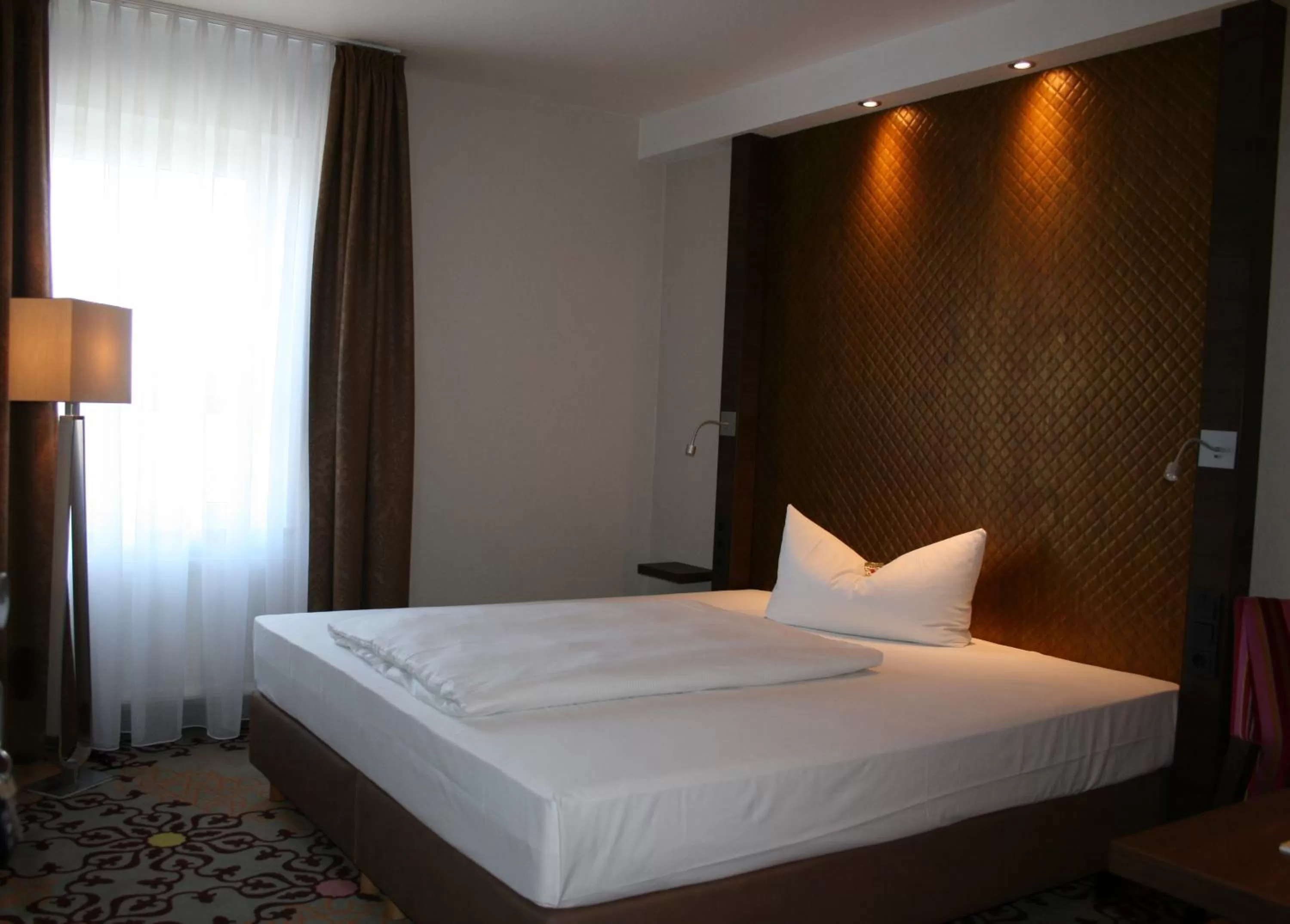 Photo of the whole room, Bed in HOTEL PARQÉO im A66