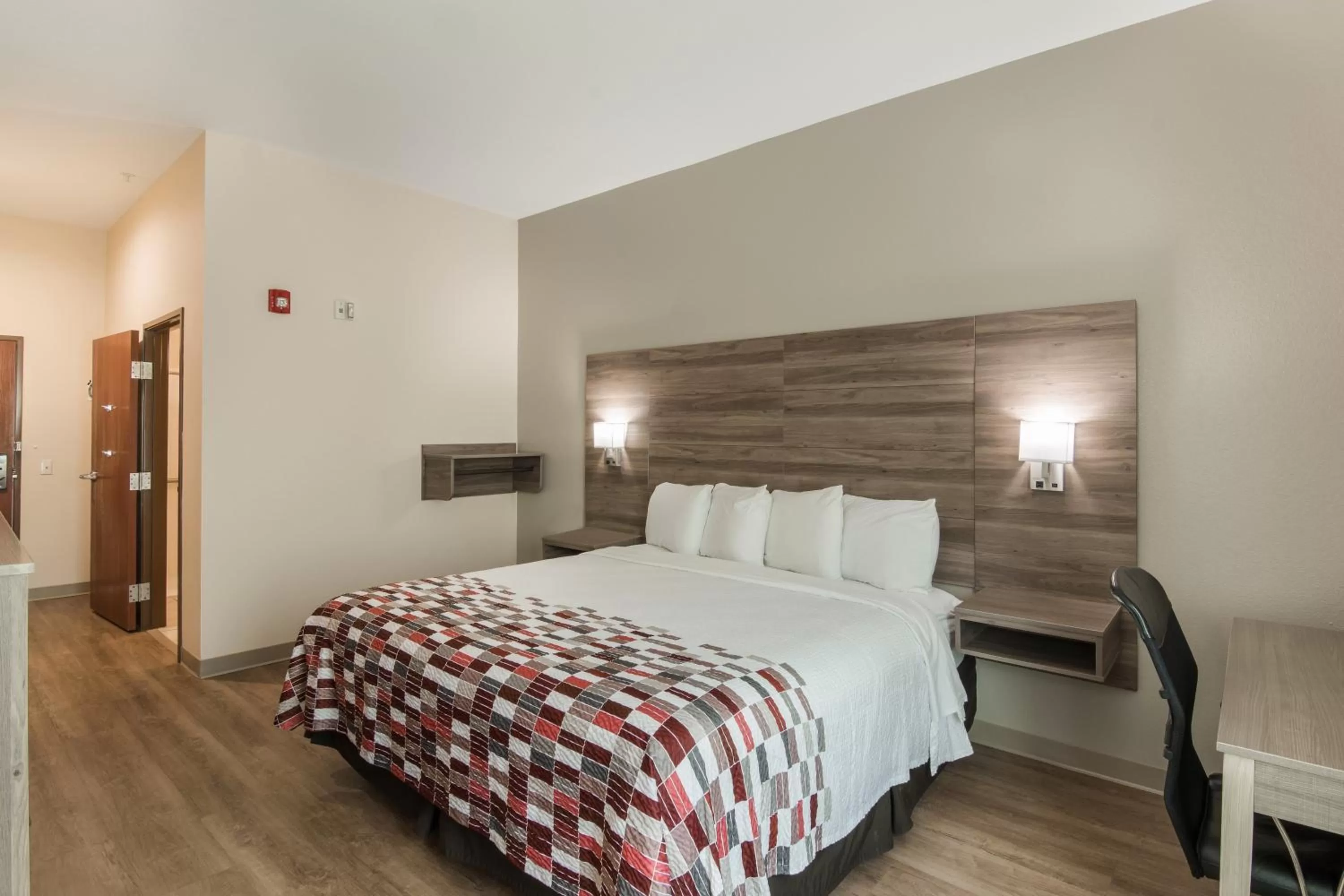 Photo of the whole room, Bed in Red Roof Inn Panama City