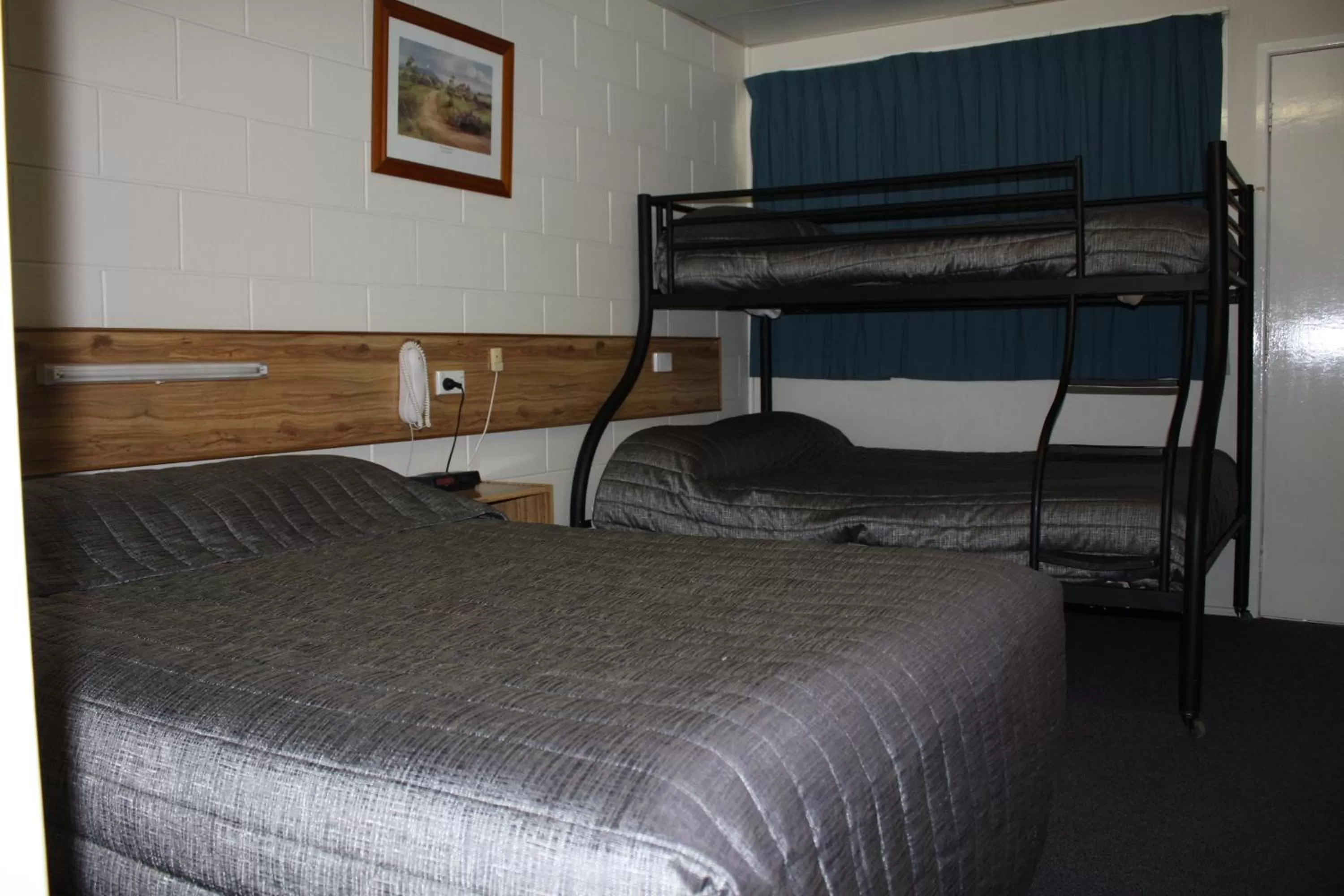 bunk bed, Bed in Roma Motel