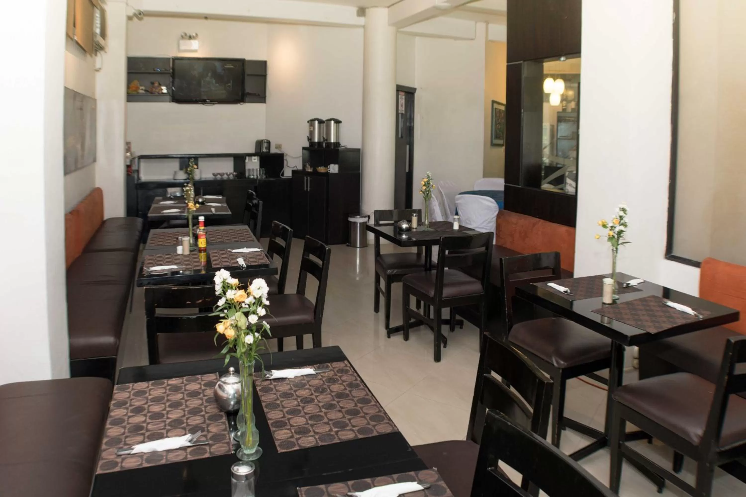 Restaurant/places to eat in Hotel Castell - Cerca Del Aeropuerto