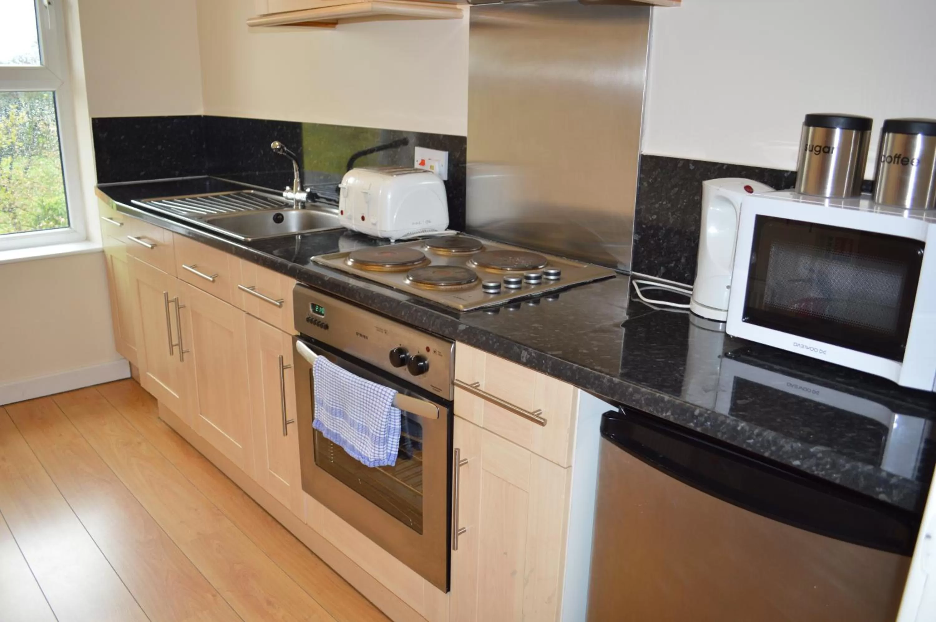 Coffee/tea facilities, Kitchen/Kitchenette in The Westlynne Hotel & Apartments