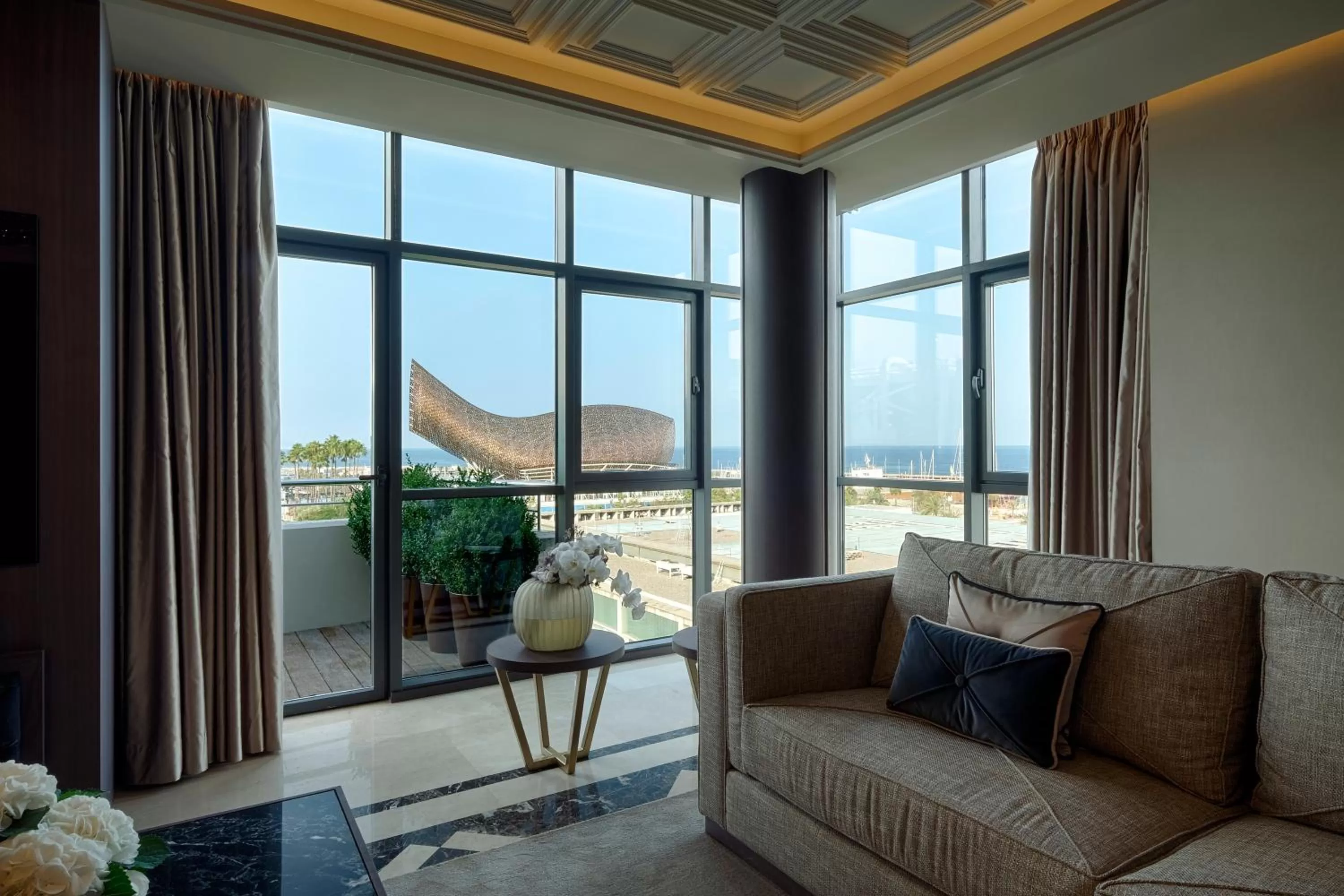 Living room in Sofitel Barcelona Skipper