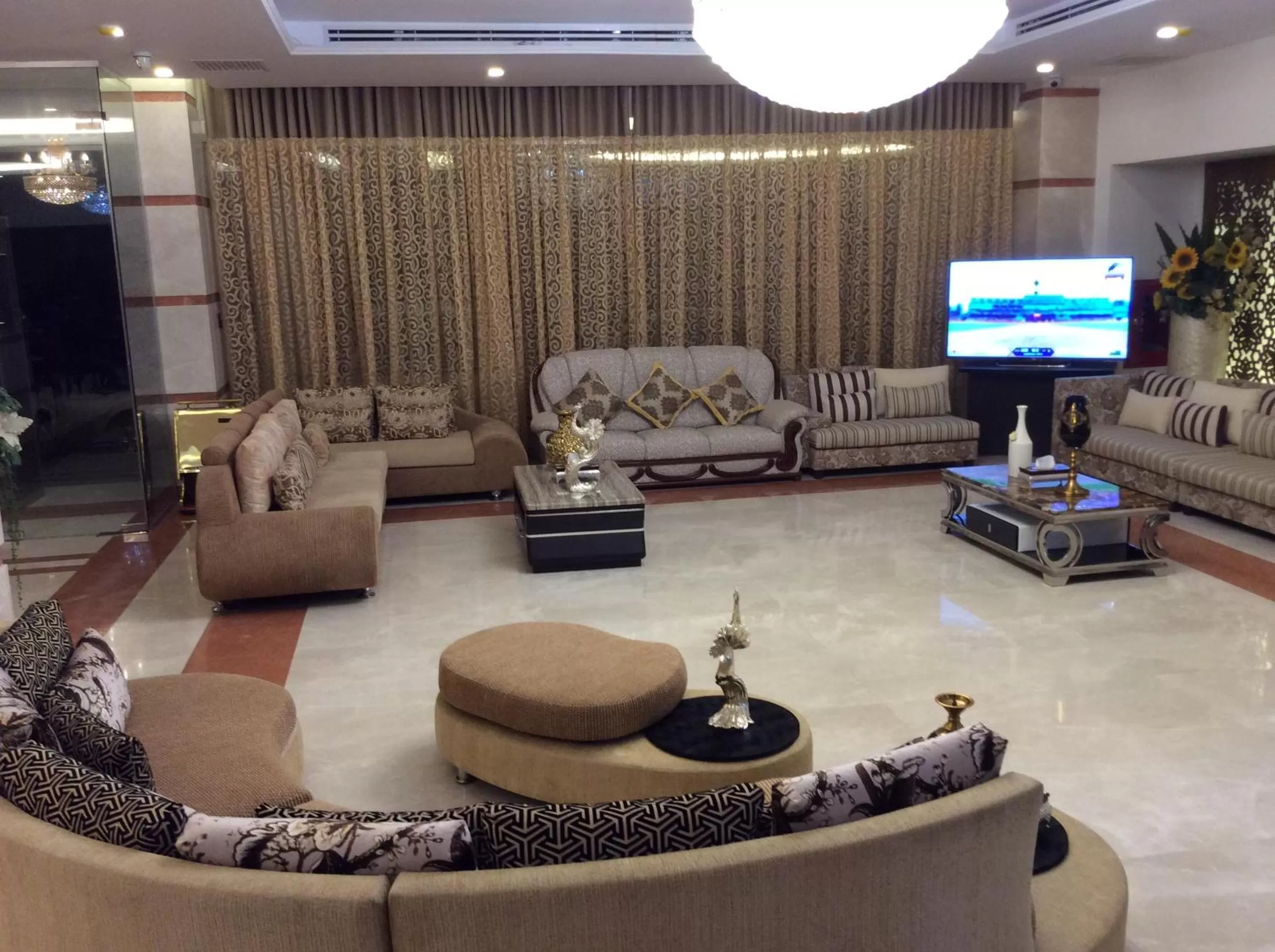 Communal lounge/ TV room in Marino Royal Hotel