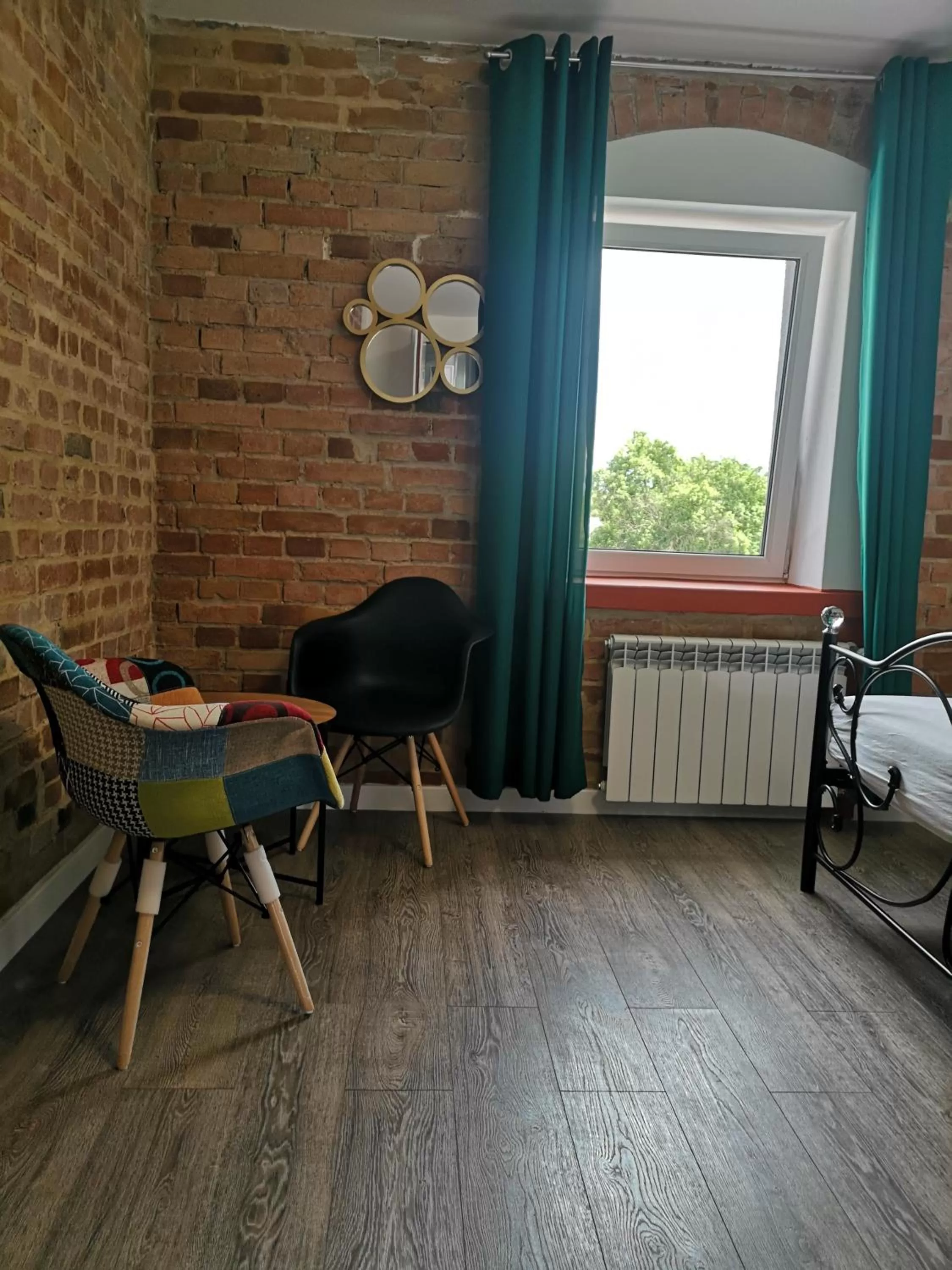 Photo of the whole room in Leon's Rooms