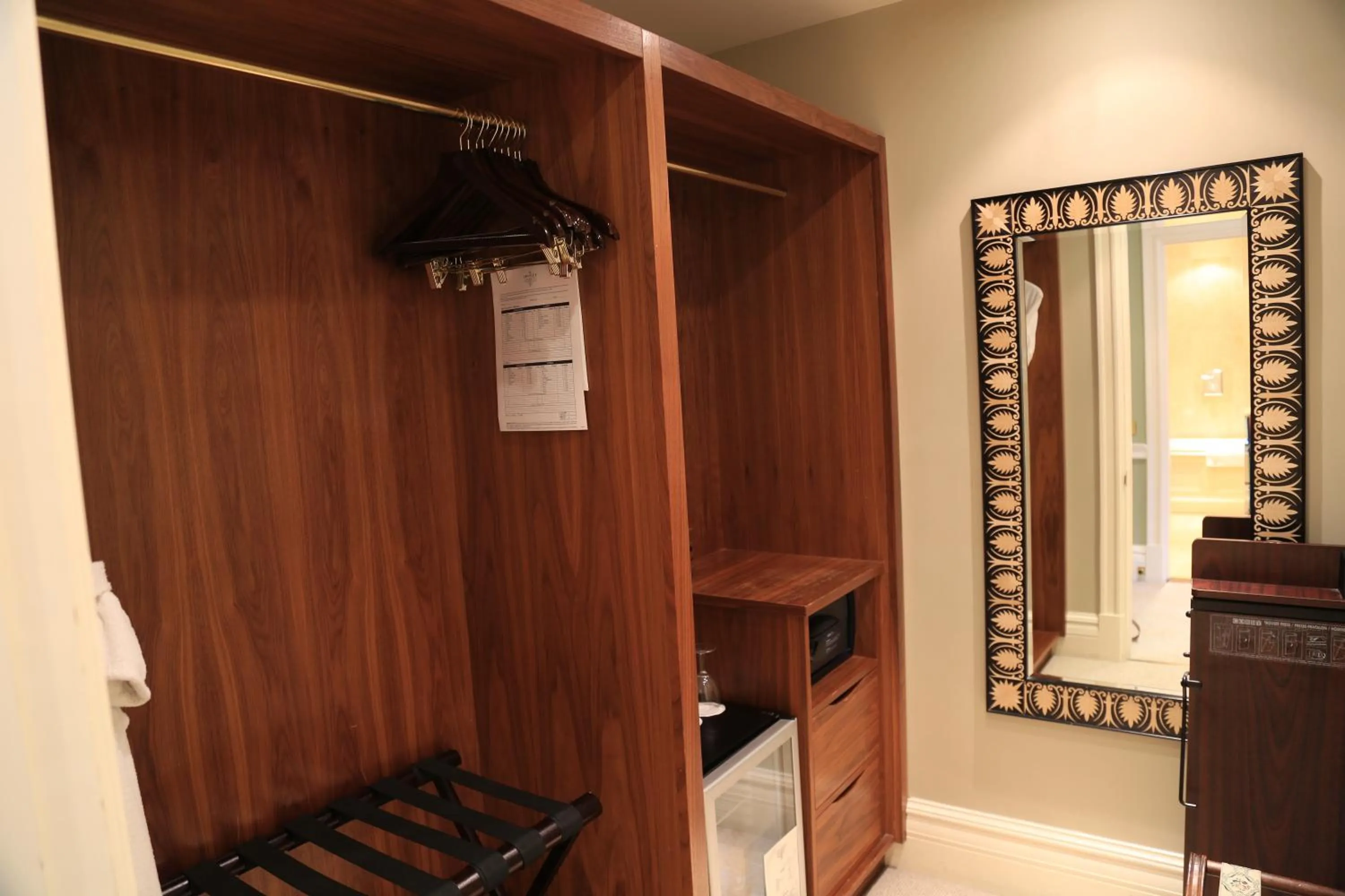 Bedroom, TV/Entertainment Center in The Cranley Hotel