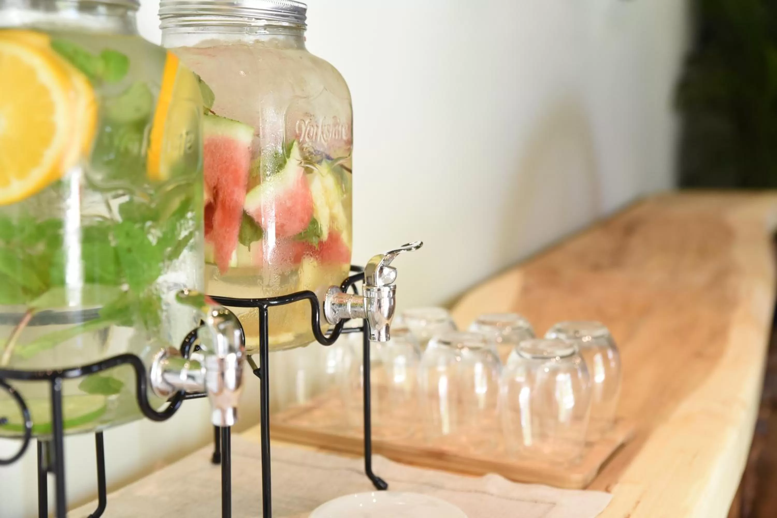 Restaurant/places to eat in Saman Boutique Hotel By Mint