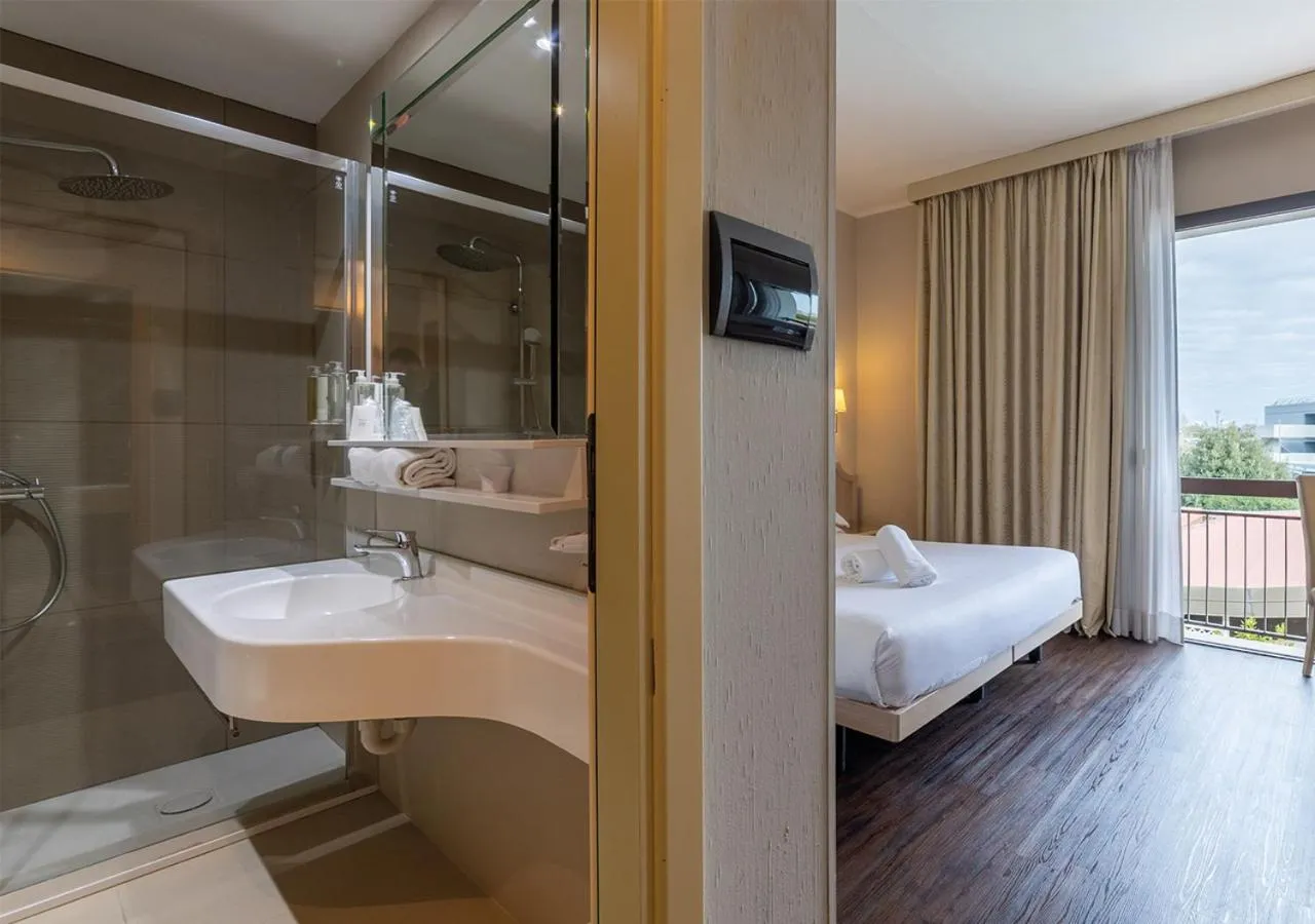 Shower, Bed in Hotel Salus Terme - Adults Only